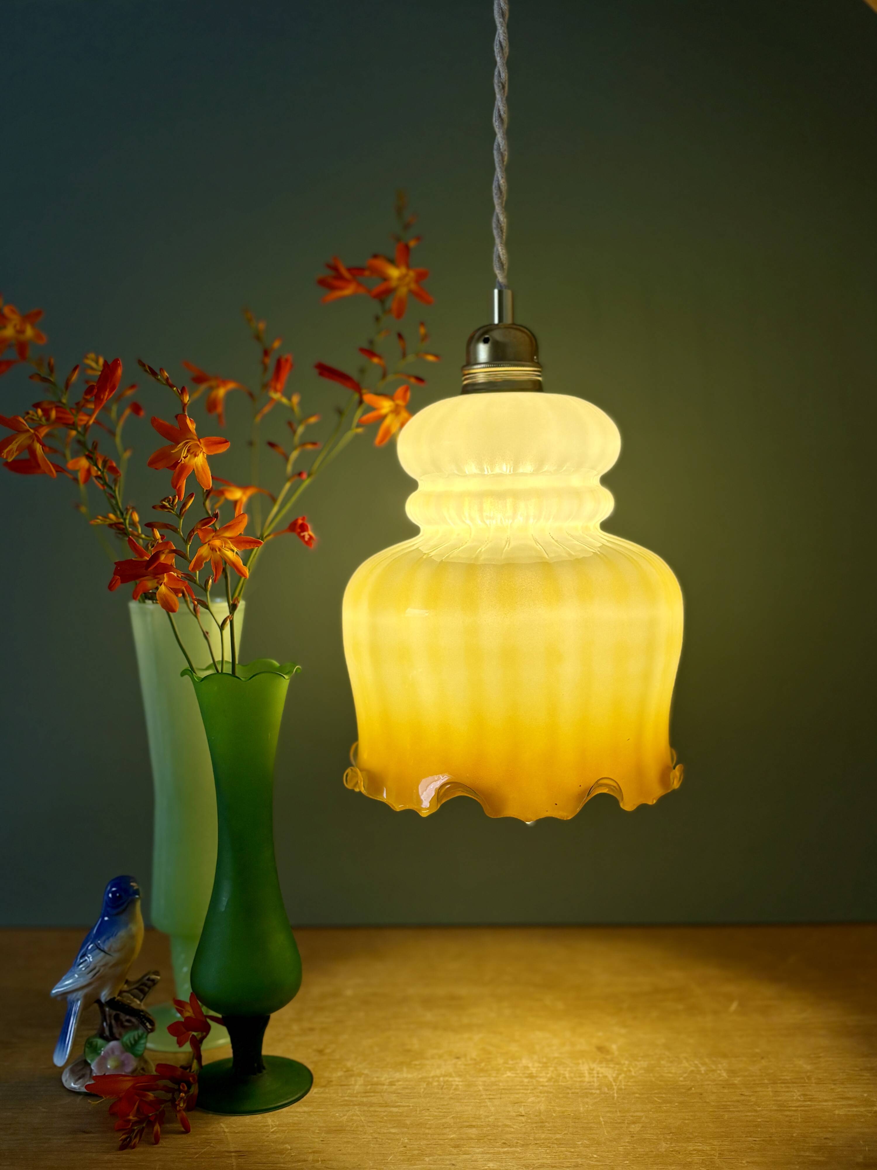 Suspension globe vintage en opaline blanche et ocre