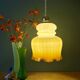Suspension globe vintage en opaline blanche et ocre