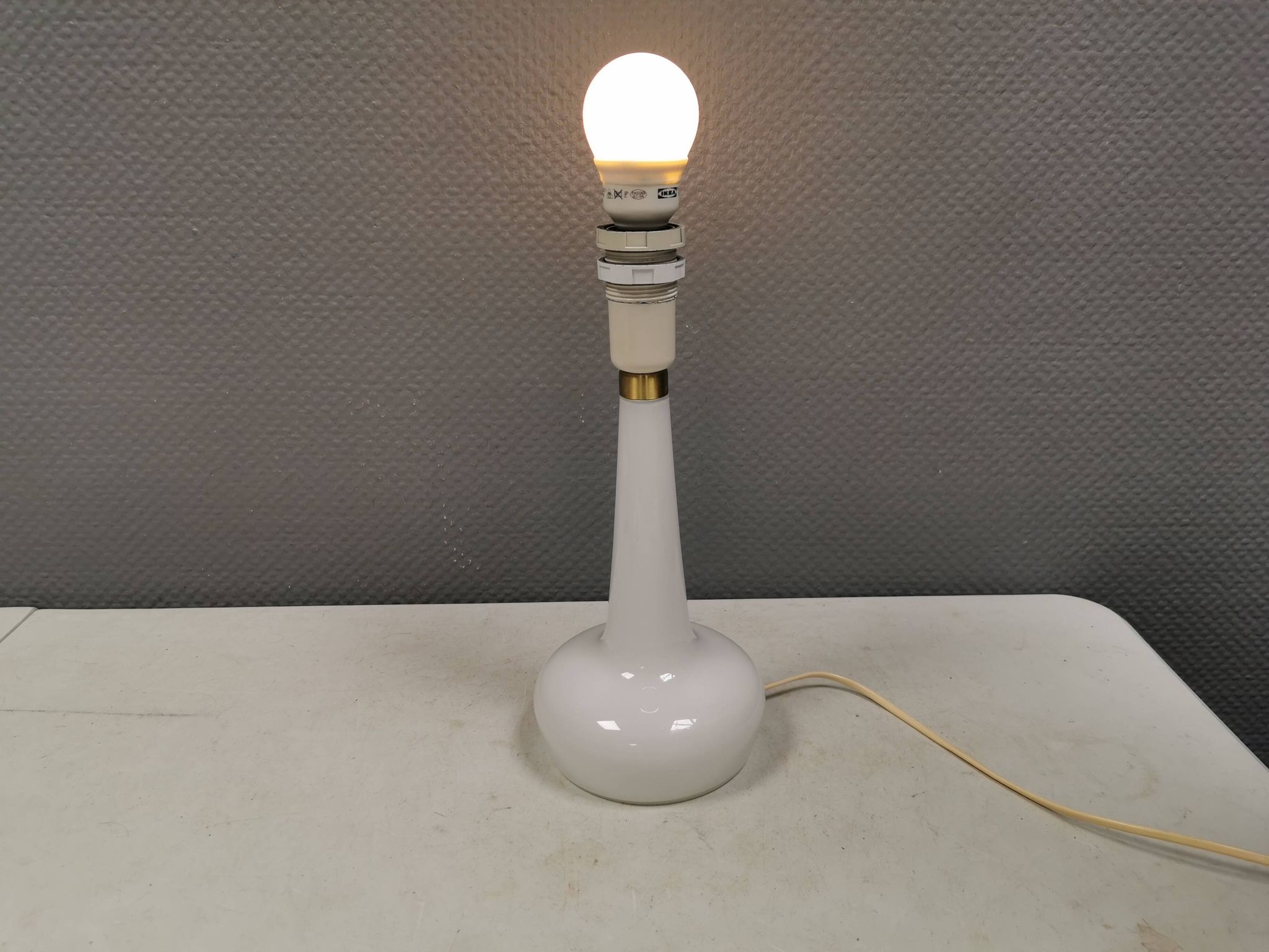 Lampe de table Le Klint, verre opalin blanc laiteux, dessus en laiton, modèle 311