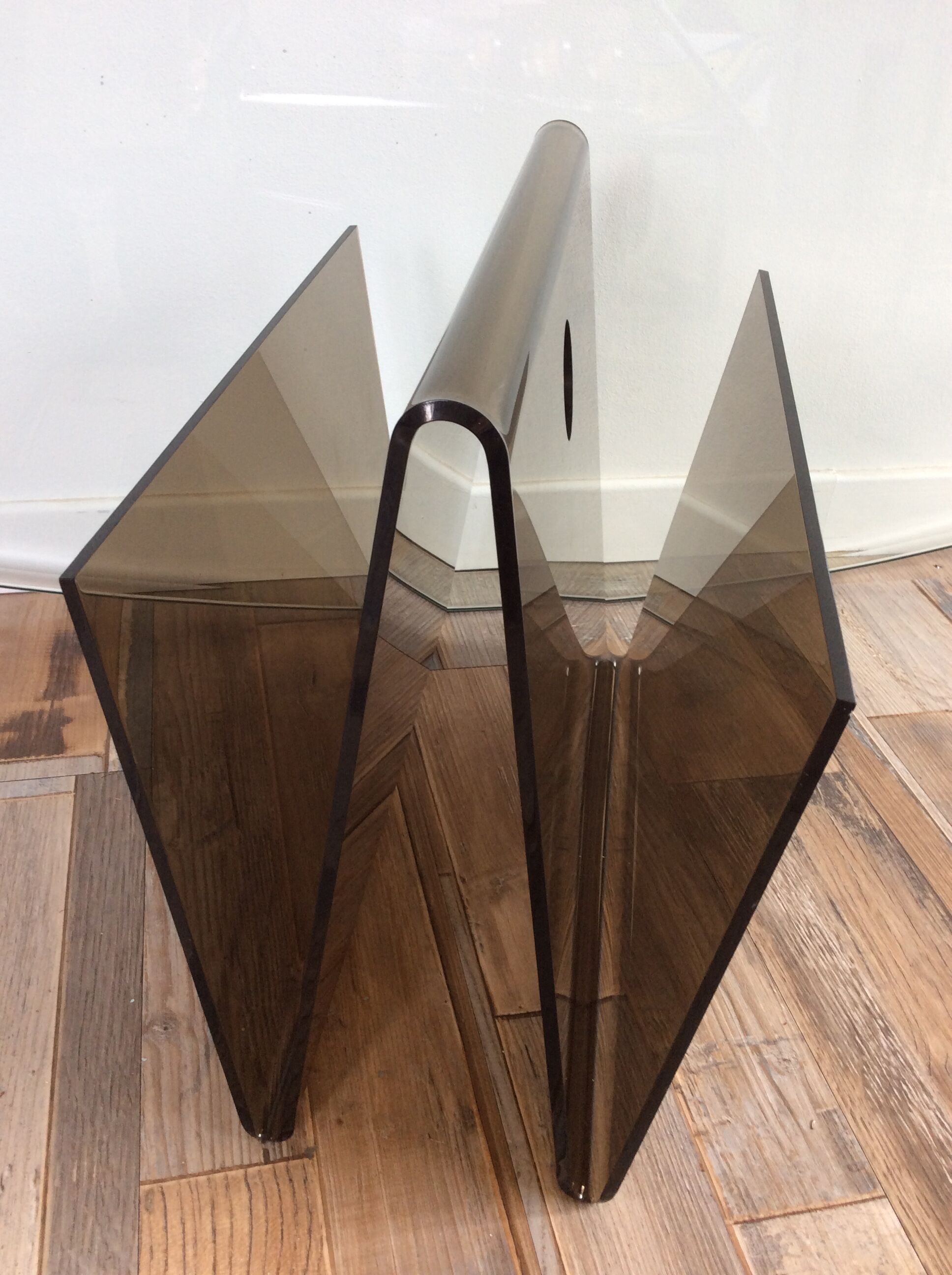 Review holder of the 70s in smoked plexiglass