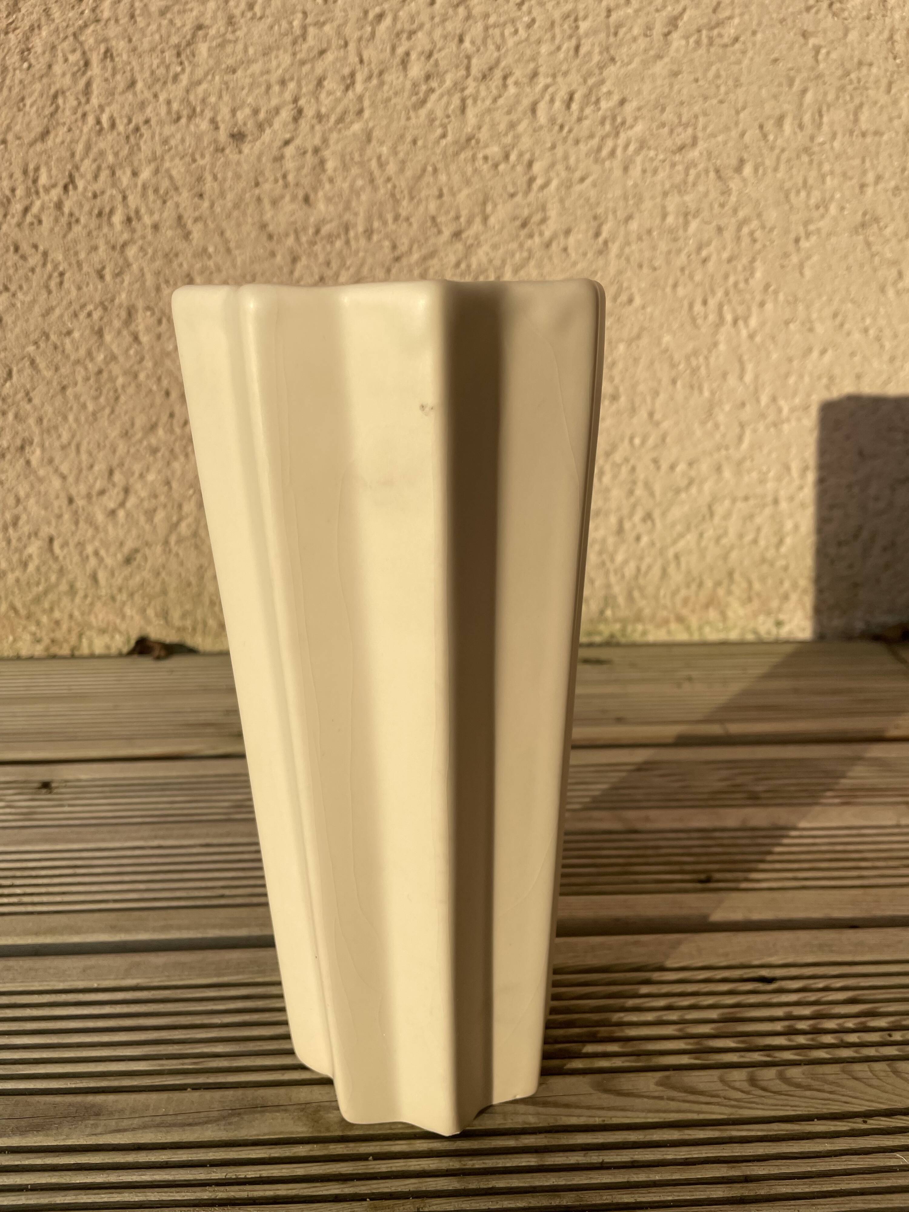 Set of 18 decorative items