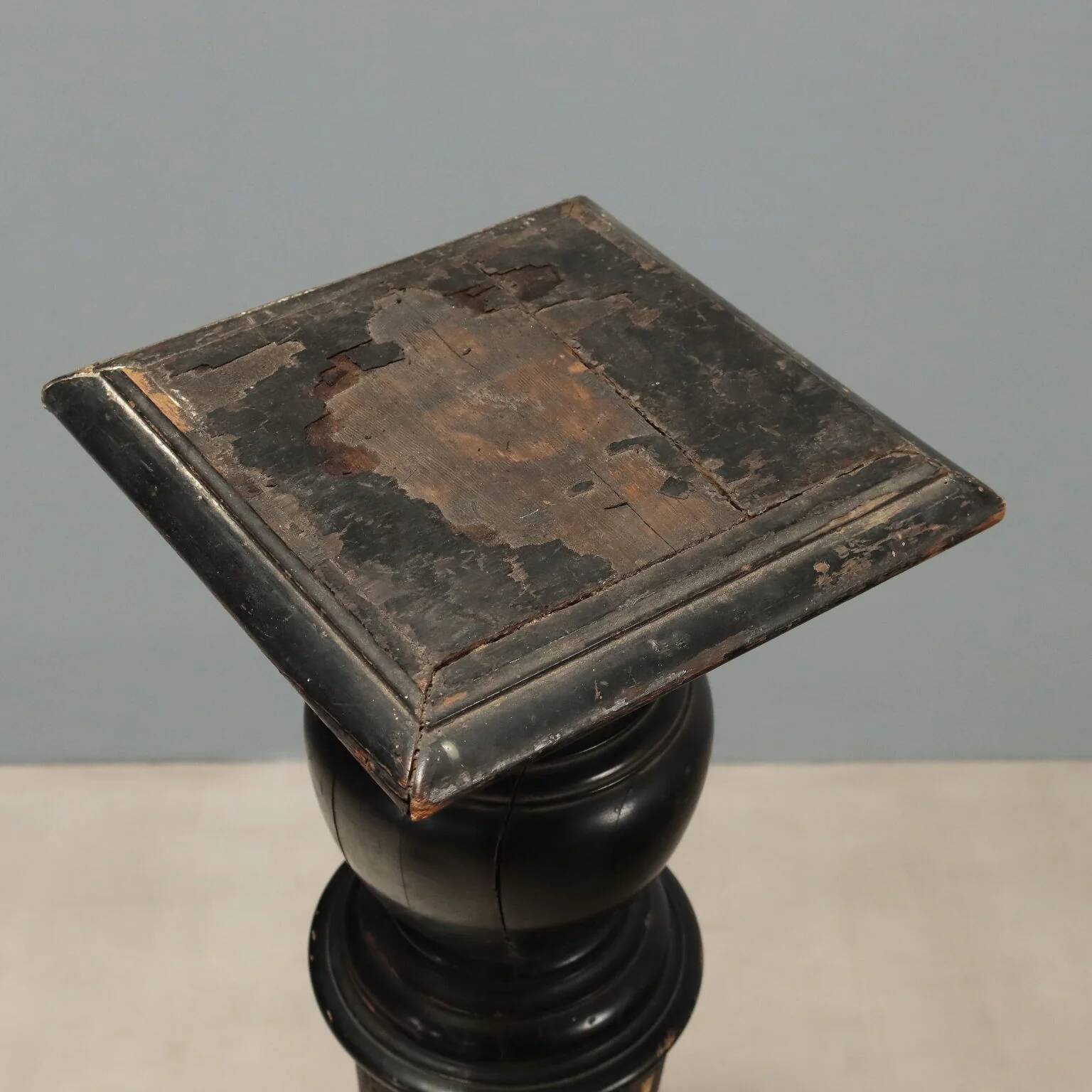 Antique ebonised wood and mother-of-pearl columns, 19th century