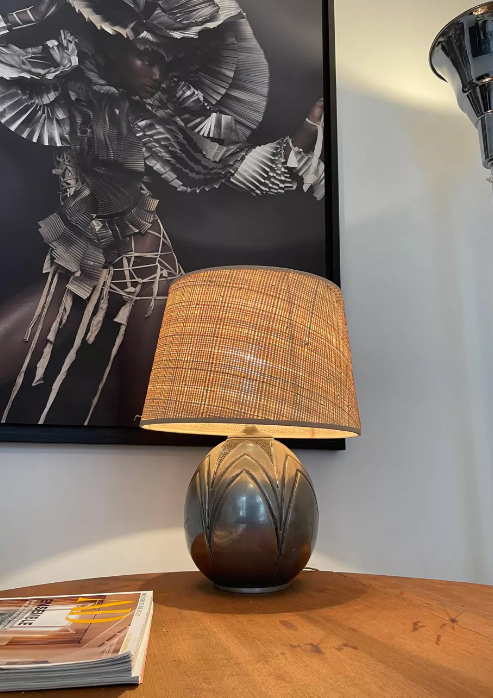 Lampe vintage en dinanderie René Delavan, étain et raphia