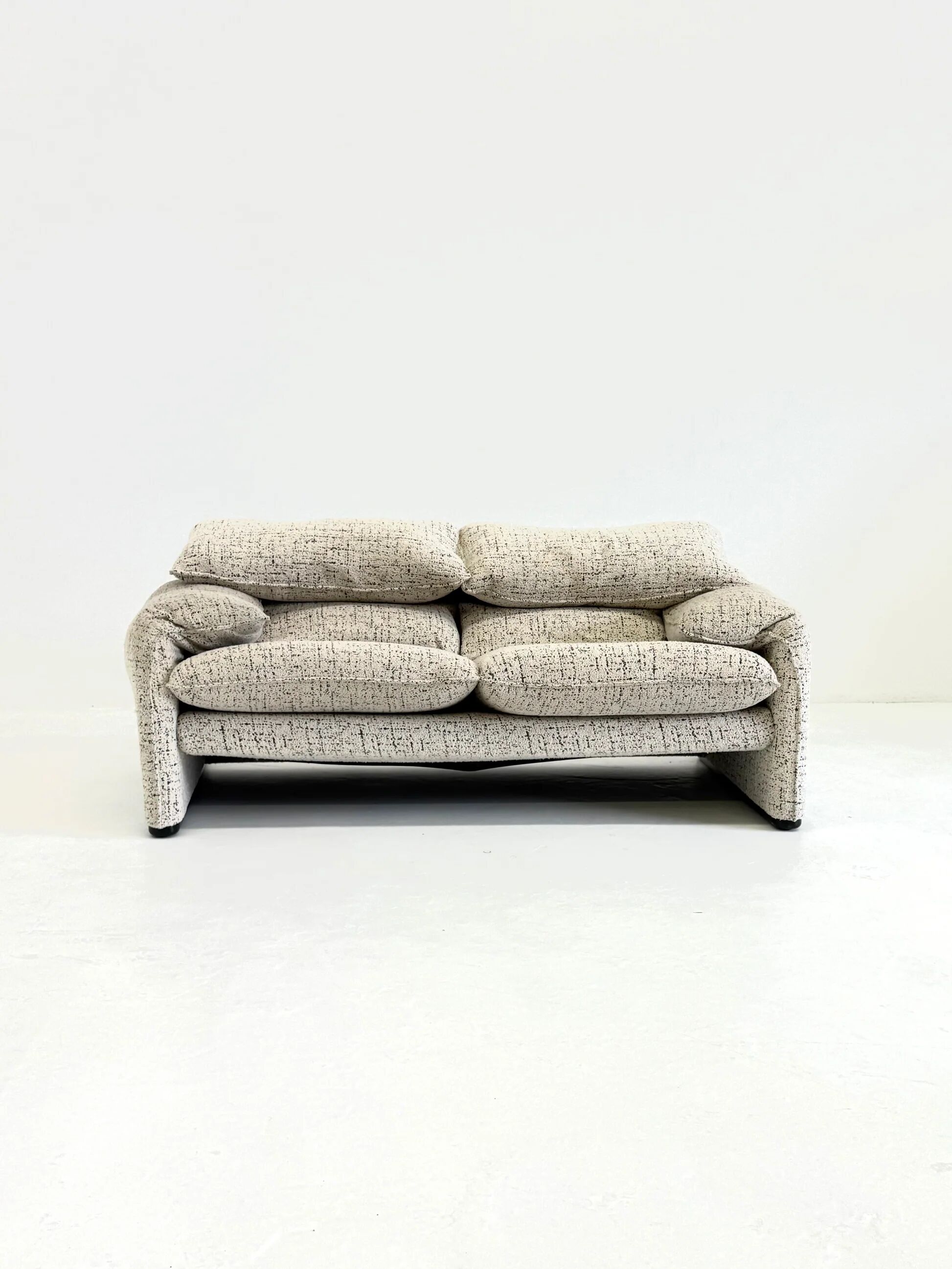 Cassina Maralunga 2-seater sofa by Vico Magistretti off-white with subtle pattern