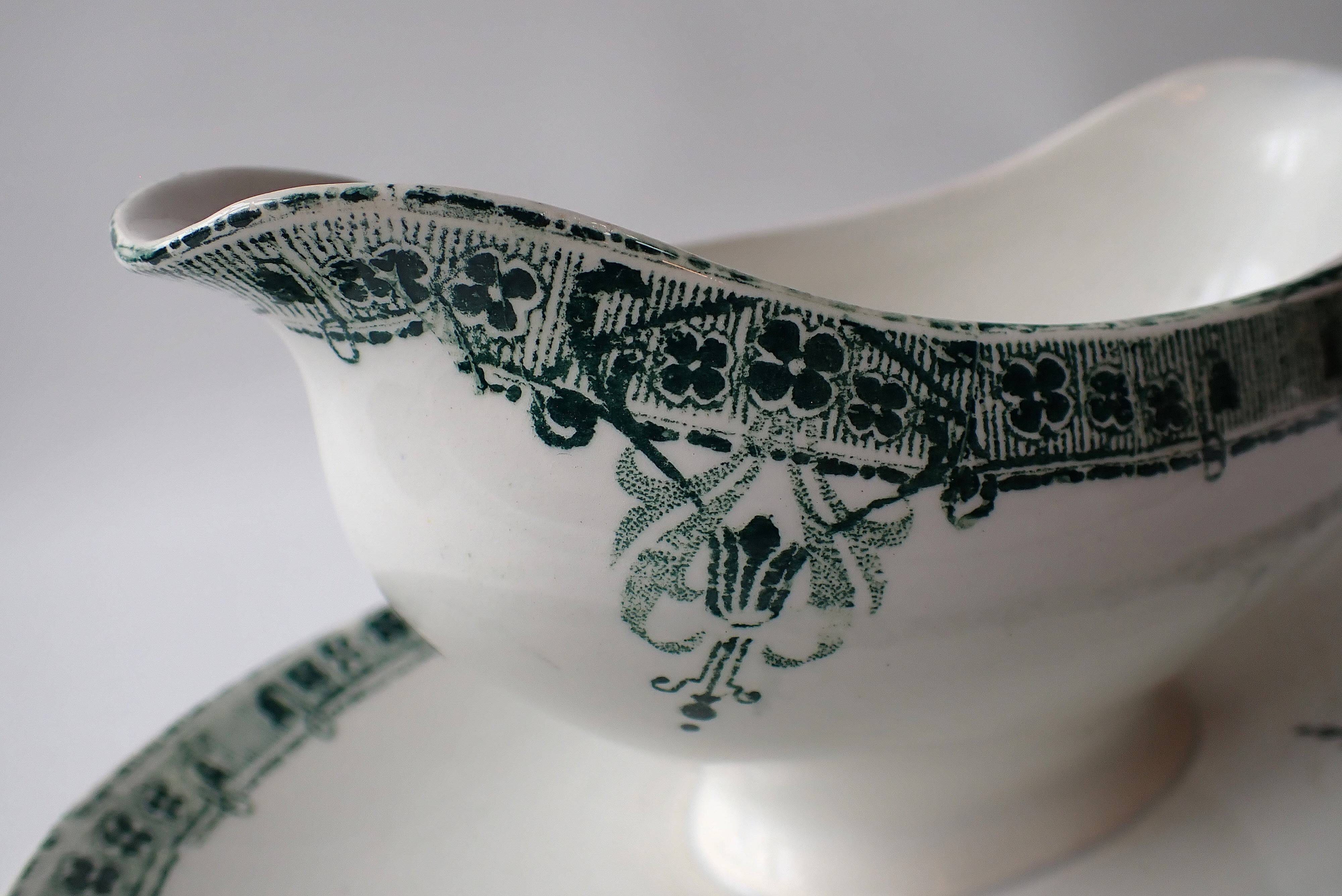 Saucière ancienne - Manufacture Sarreguemines Digoin modèle Verdun