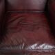 Fauteuil à oreilles en cuir de vachette rouge bordeaux de style anglais
