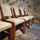 Ensemble de 5 chaises de salle à manger françaises mid-century en noyer avec revêtement taupe clair – années 1950