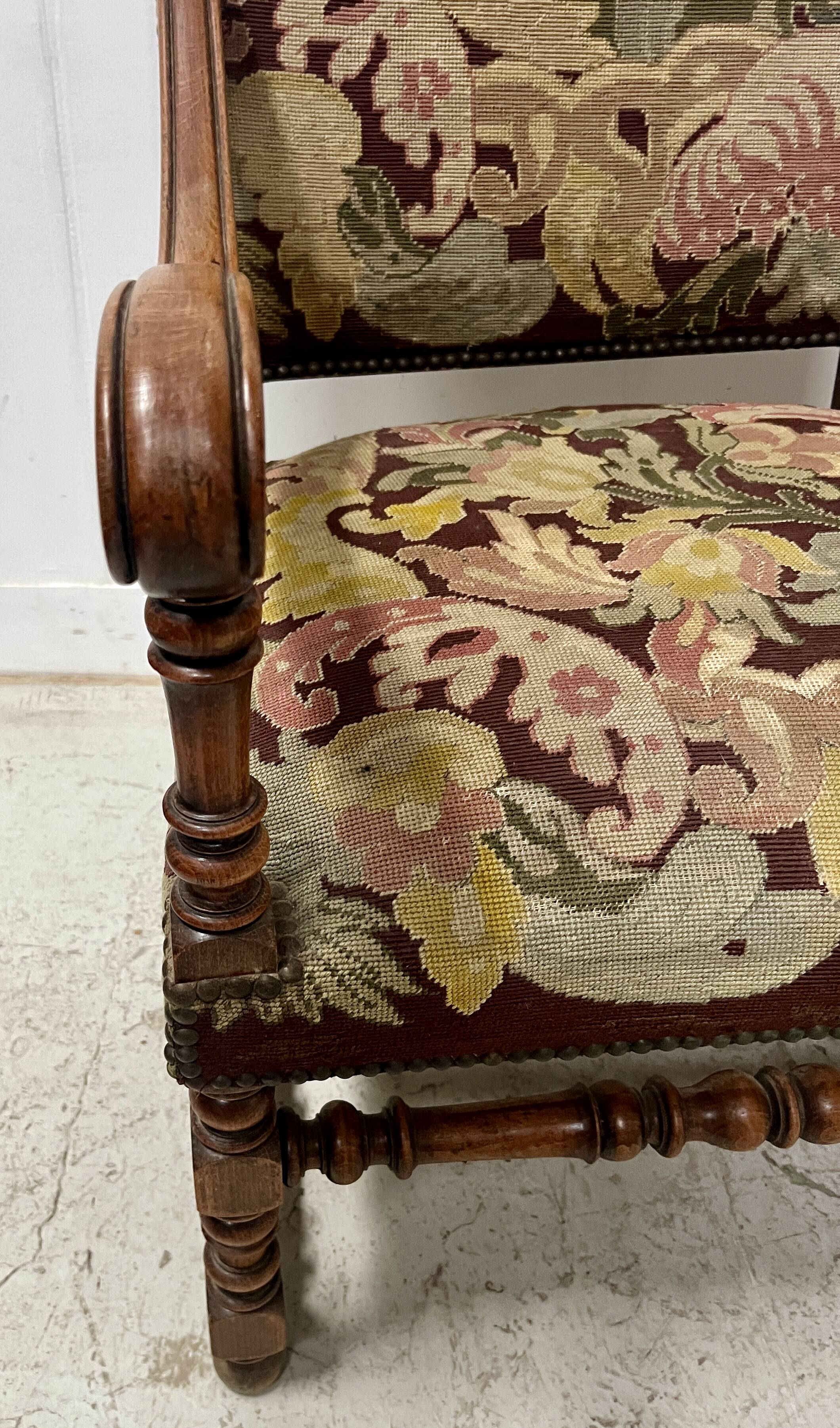 Paire de fauteuils de style Louis XIII a haut dossiers plats XX siècle