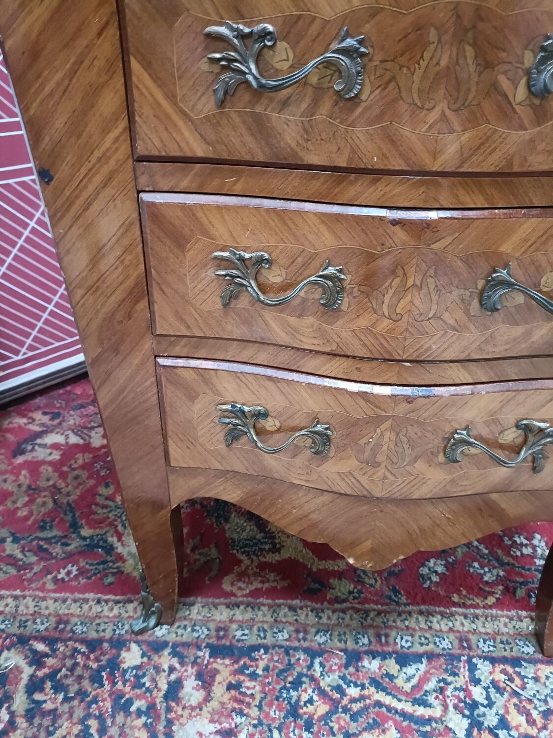 Chiffonier ou semainier style Louis XV, marqueté et marbre