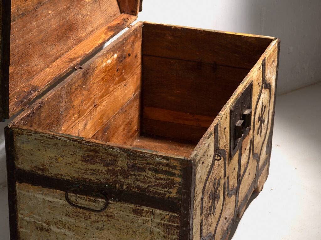 Coffre ancien ferré en bois de pin – Europe centrale, vers 1870