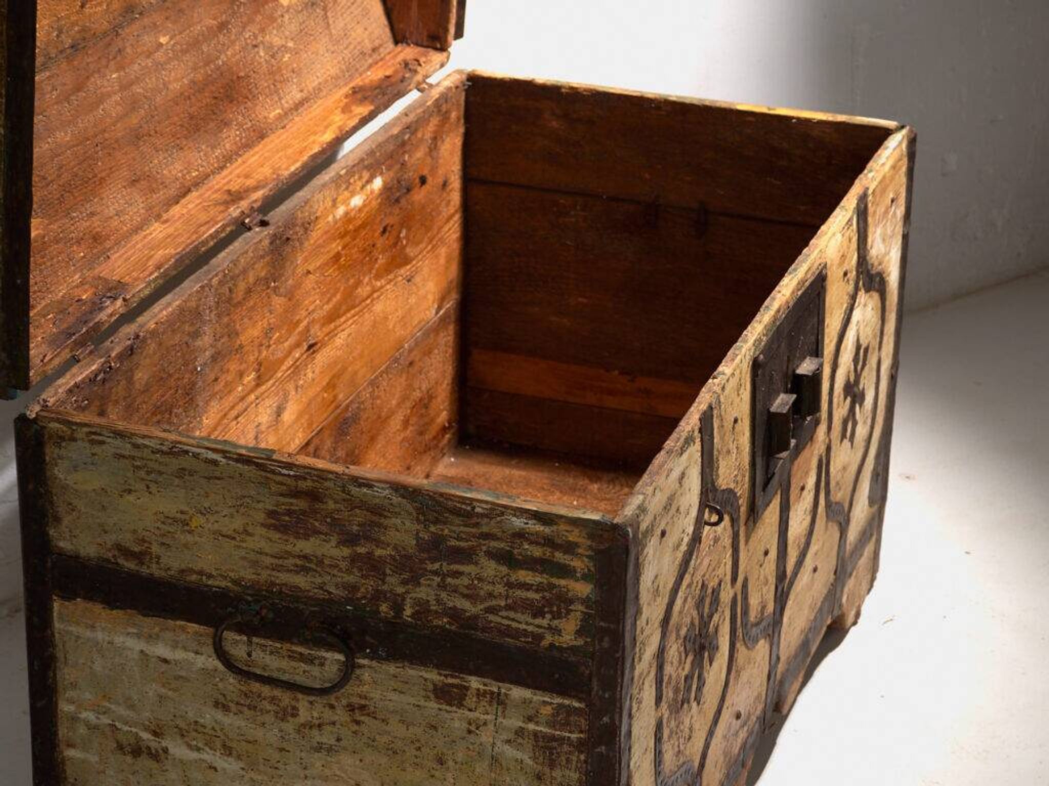 Coffre ancien ferré en bois de pin – Europe centrale, vers 1870