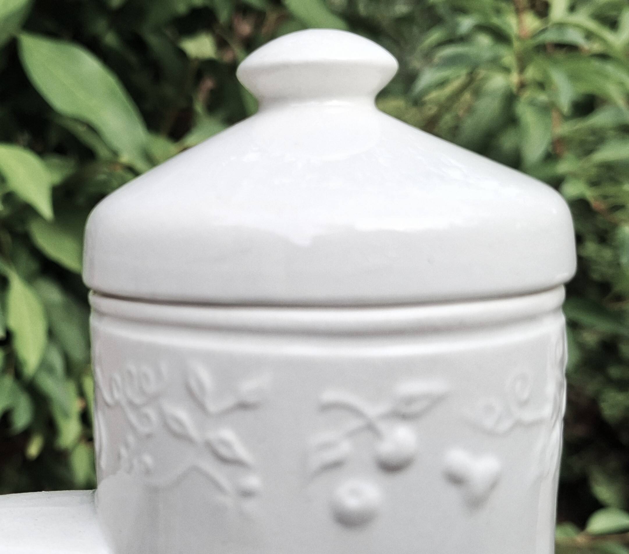 White ceramic coffee pot from Sarreguemines.