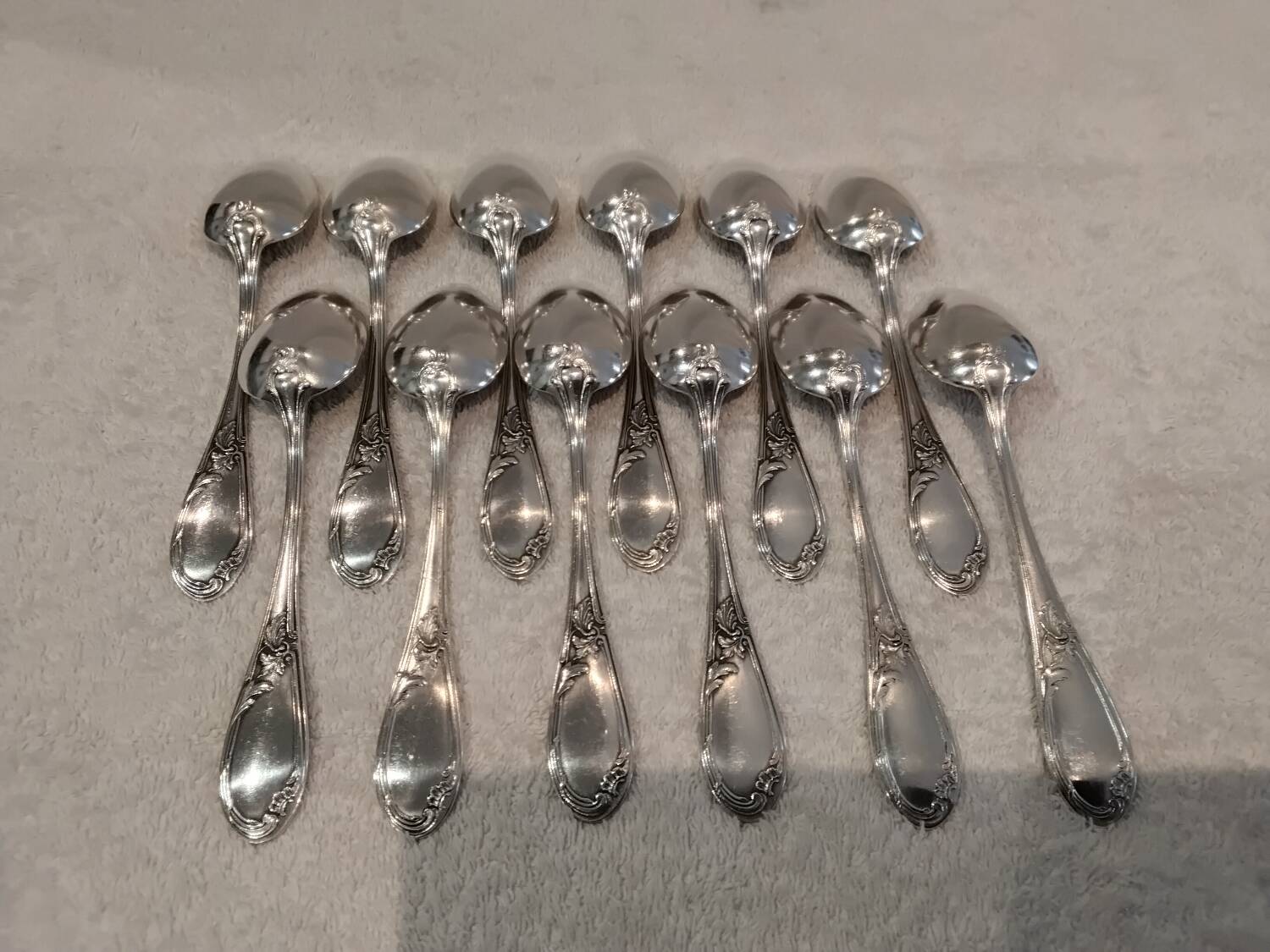 12 silver-plated dessert spoons with rocaille ribbon decoration, 18.5 cm