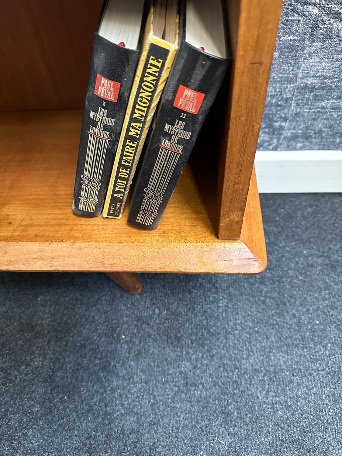 Bibliothèque vintage pieds compas