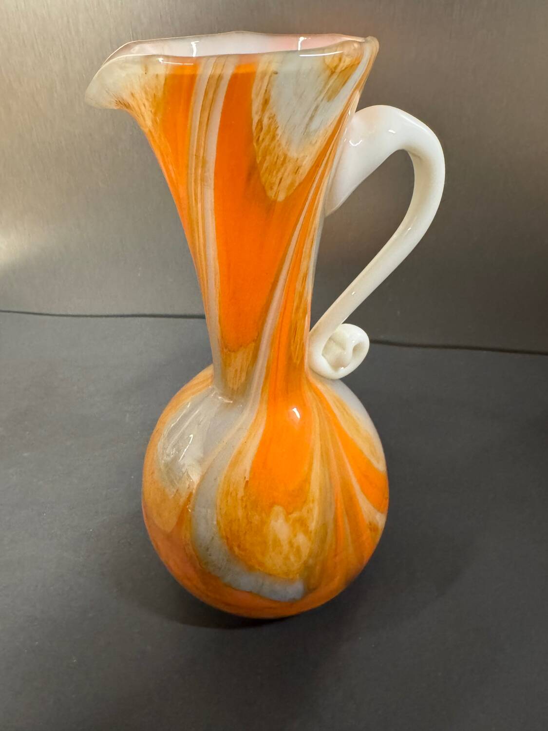 Marbled orange and white glass vase with applied handle – Art Deco