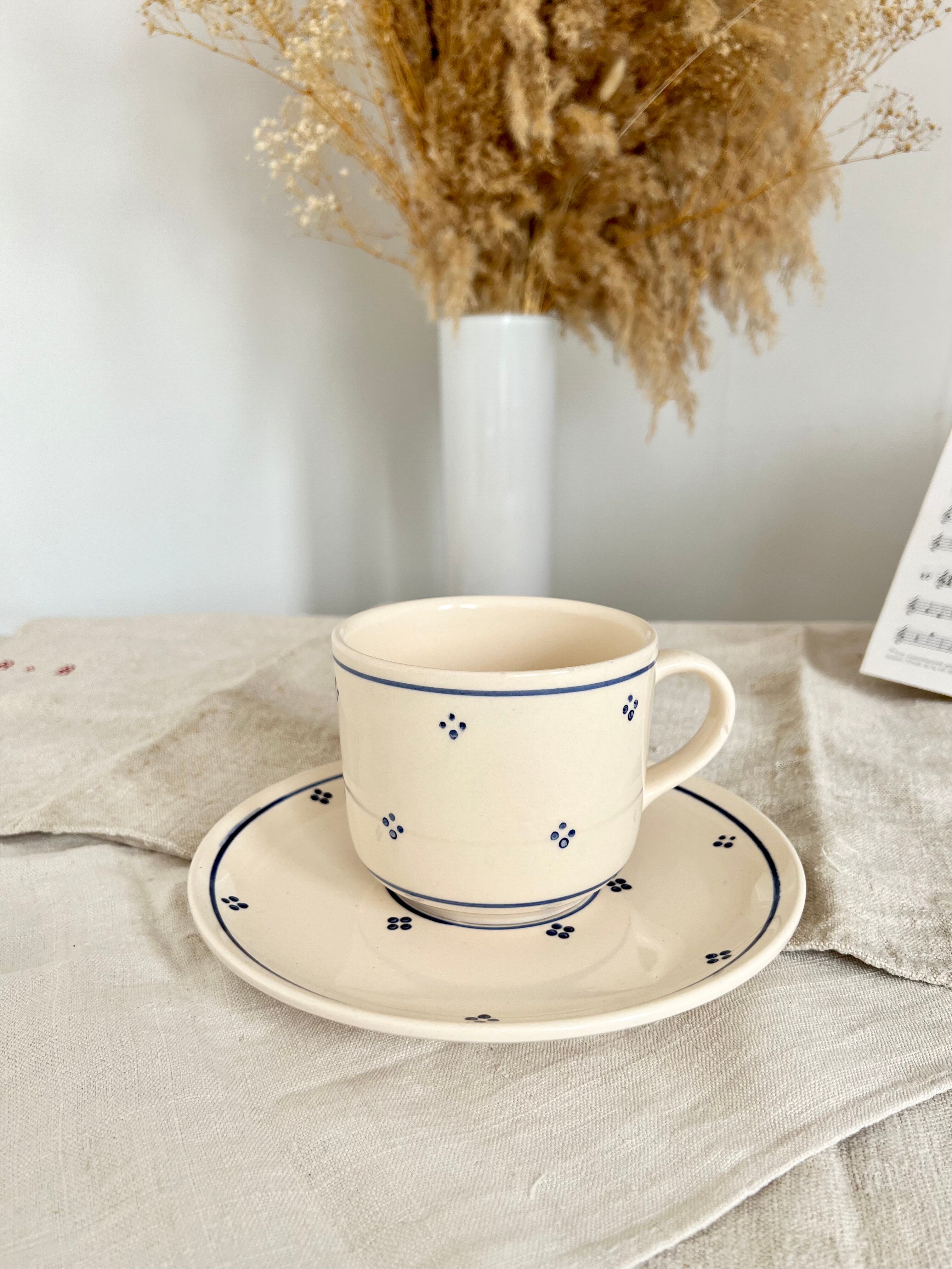 Grande tasse et sous tasse ancienne peinte à la main - Style romantique porcelaine beige et bleu