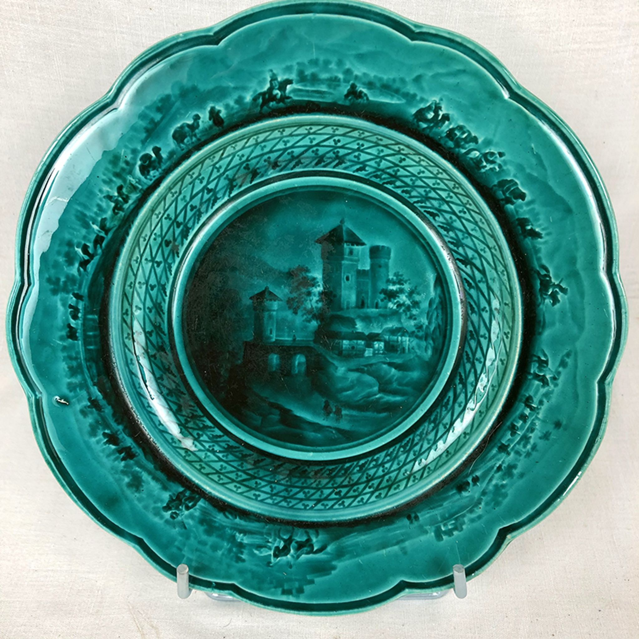 Série de six assiettes chantournées émaux de Rubelles, milieu XIXe