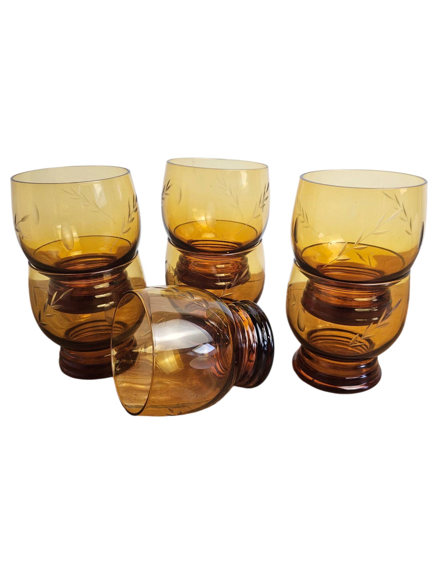 7 vintage engraved amber glasses – retro brown glass from the 70s