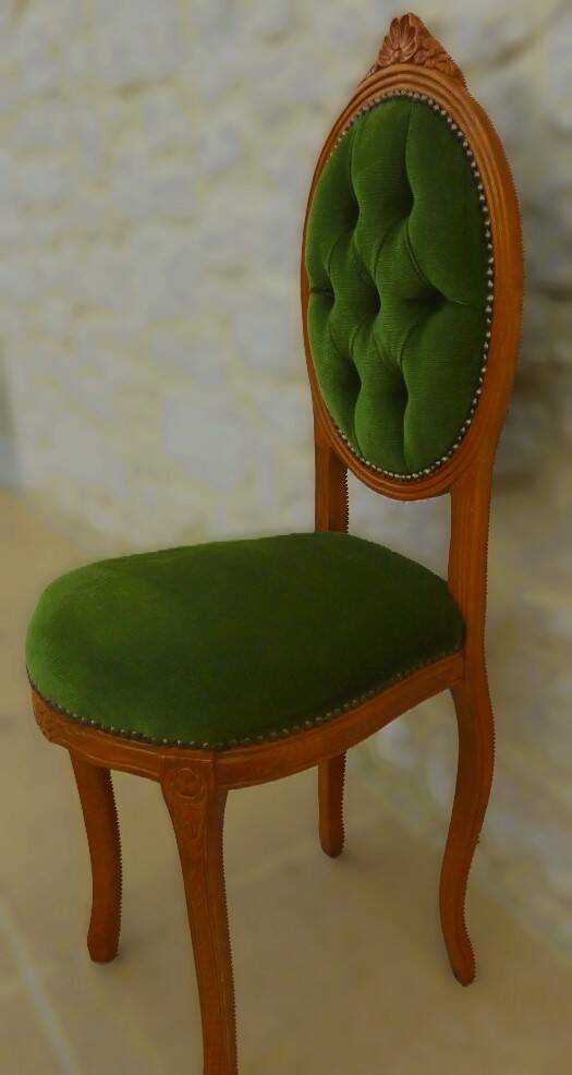 Chaise médaillon ancienne chic de style avec tissus velours vert et clous