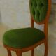 Chaise médaillon ancienne chic de style avec tissus velours vert et clous