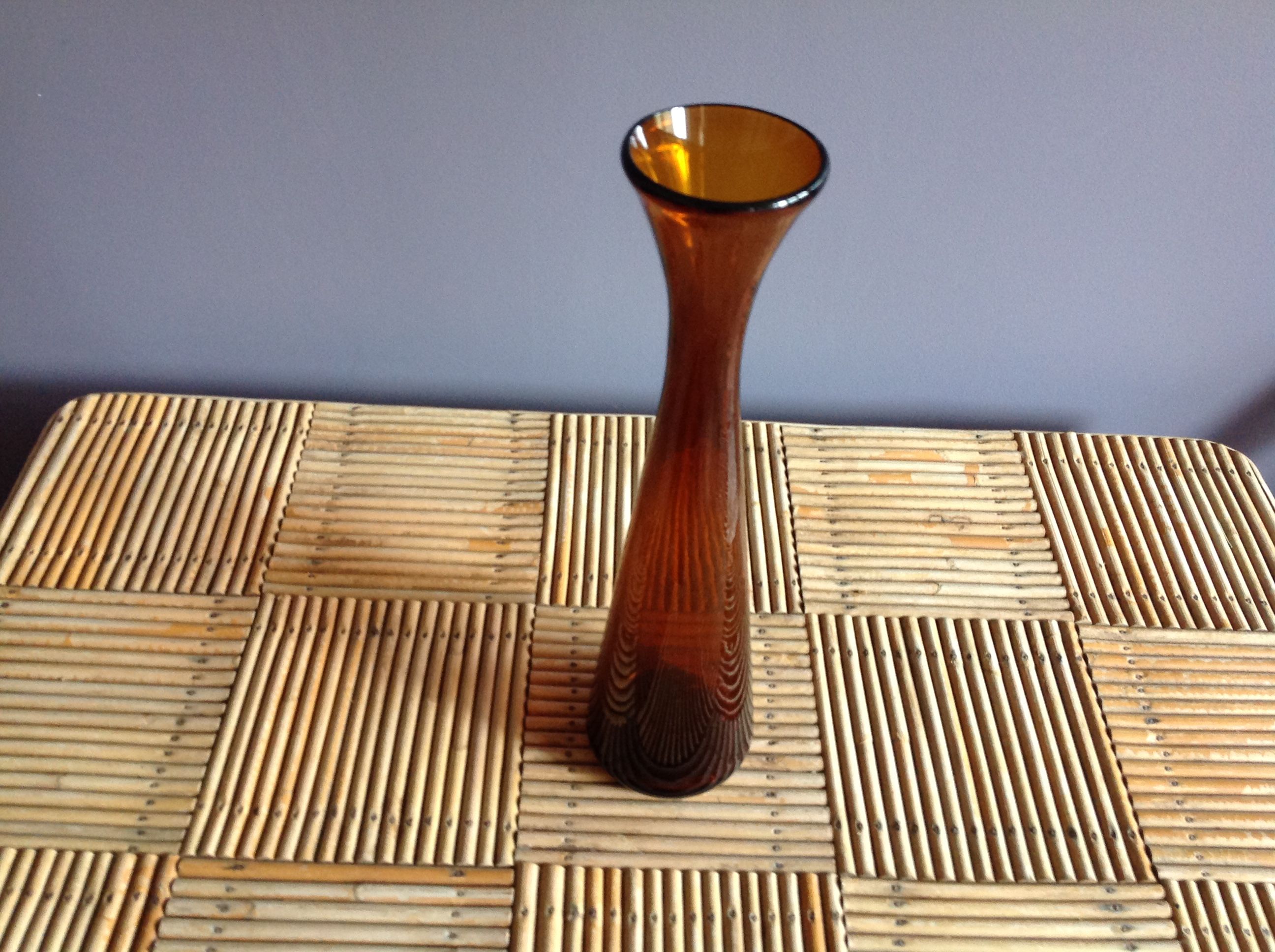 Vase en verre ambre