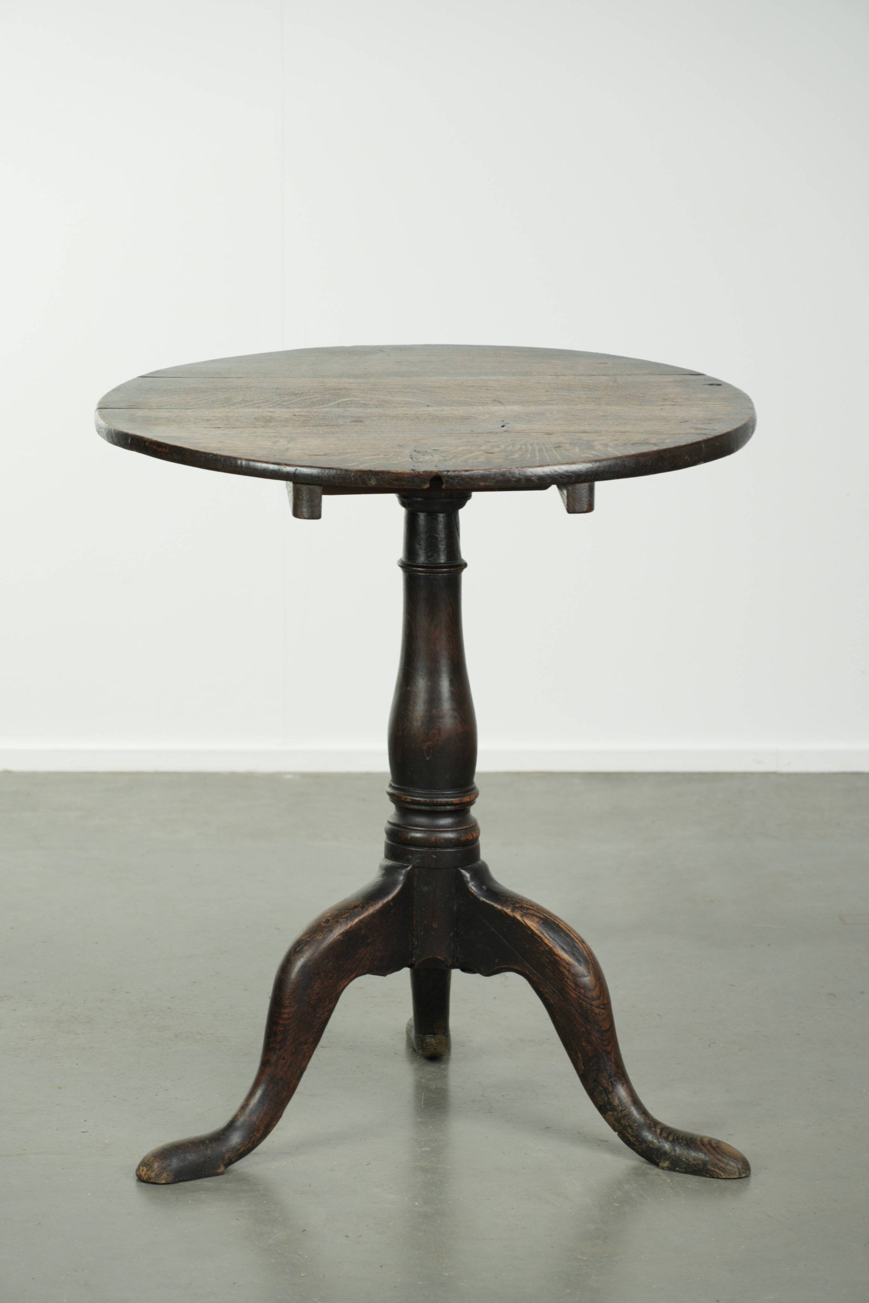 Characterful 18th century English oak sidetable with a beautiful appearance