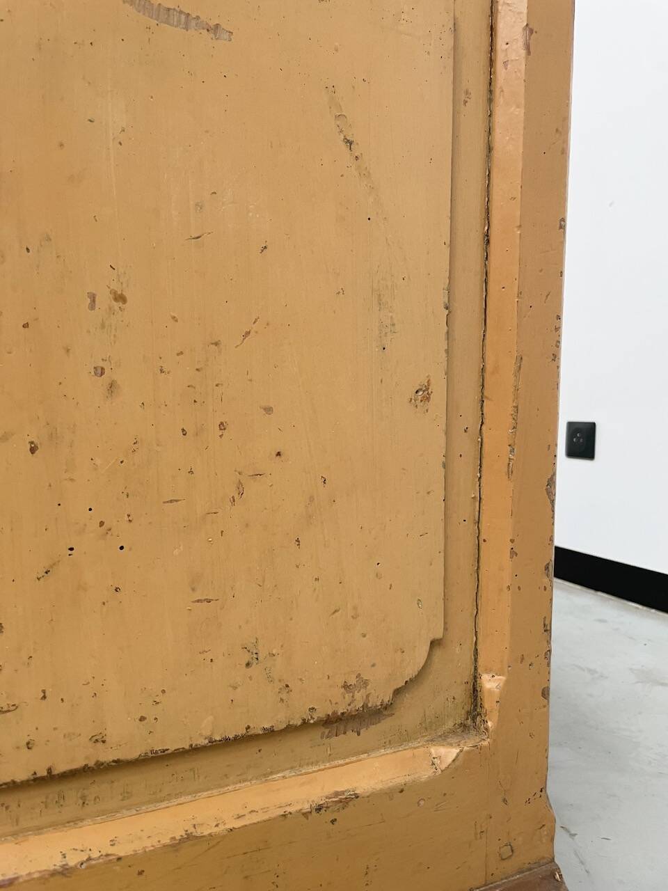 Yellow patina commercial counter from the 50s