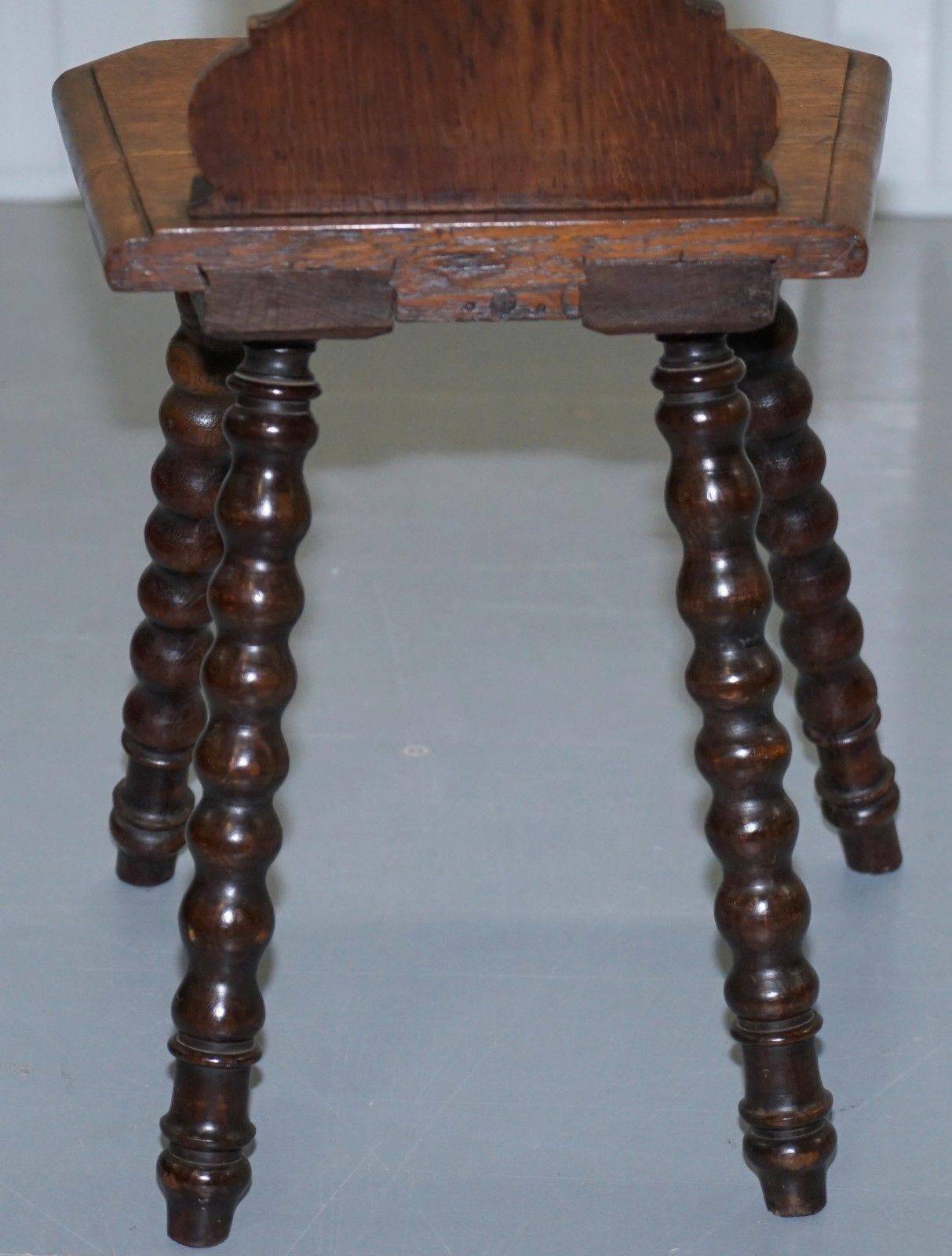 Chaise de vestibule Black Forrest en bois sculpté 19ème siècle