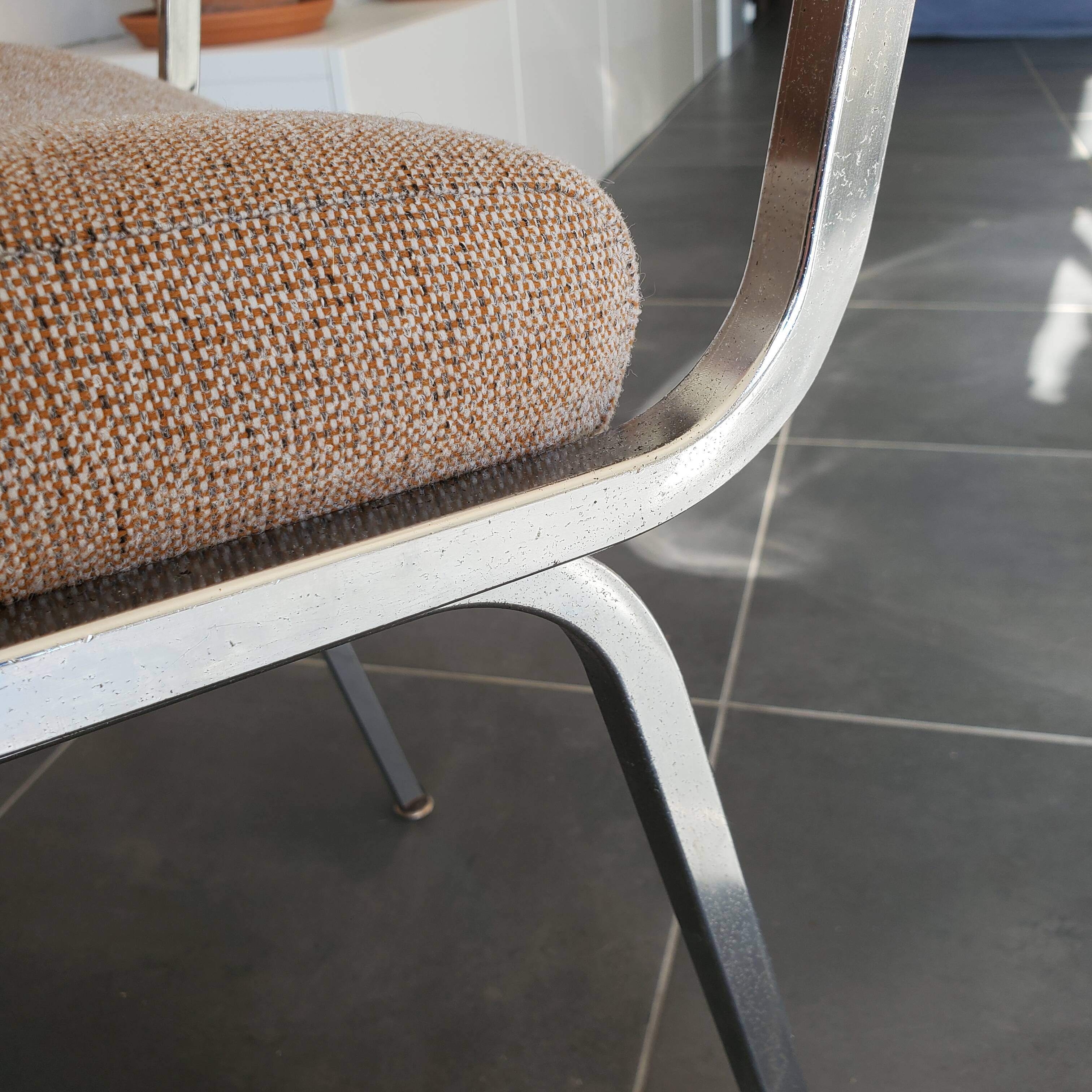 Chaise inclinée métal et assise tissu