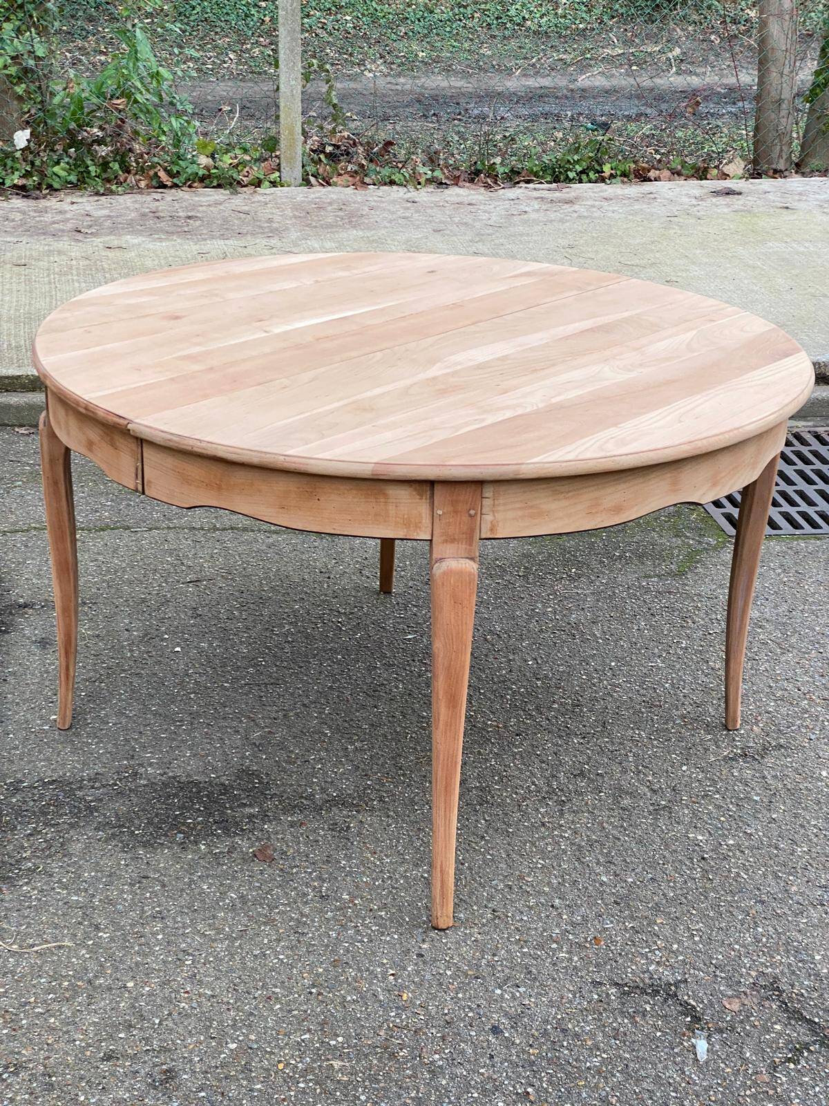 Renovated round dining table in solid wood, Louis XV style from the 19th century.