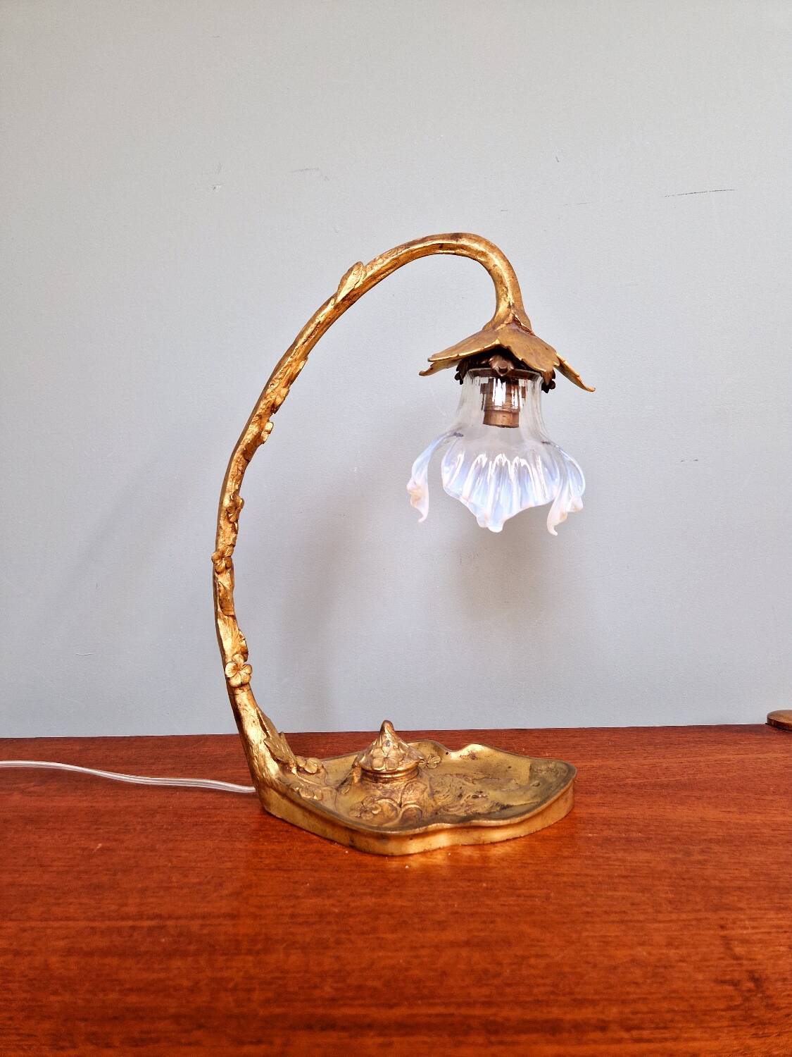 Art Nouveau table lamp in gilded bronze and opalescent glass