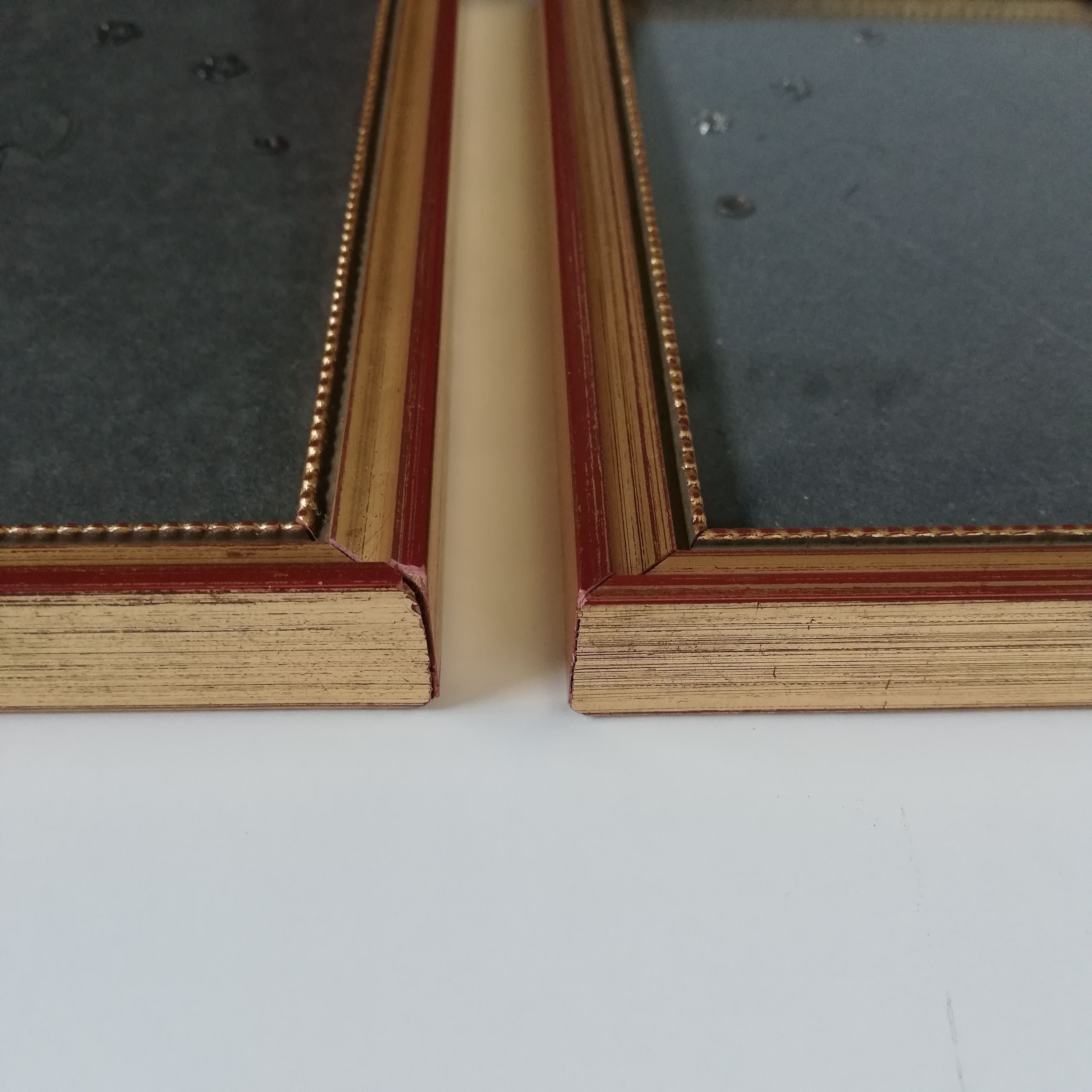 Pair of photo frames under glass, gilded wood