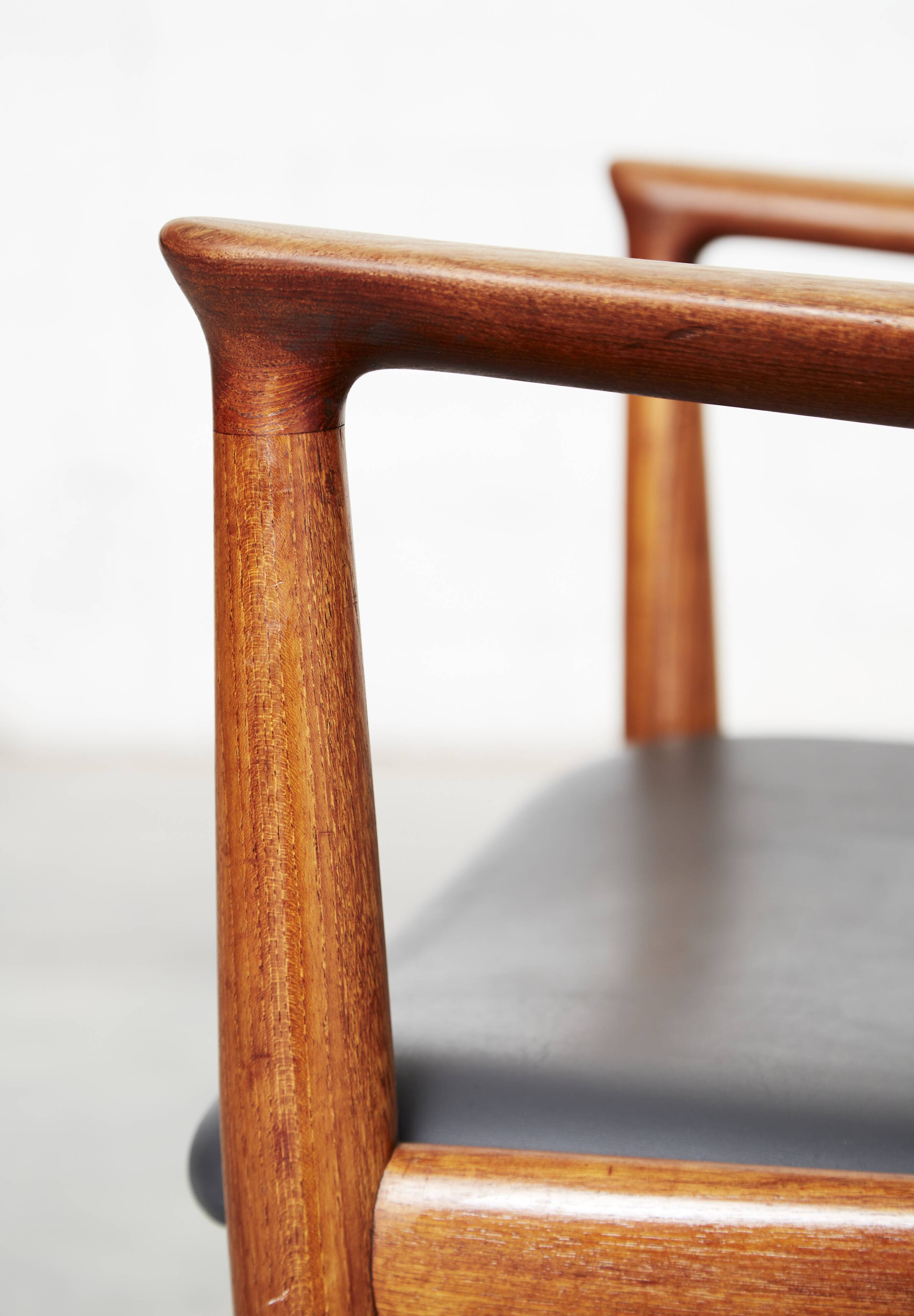 Hans Wegner JH-513 armchair for Johannes Hansen