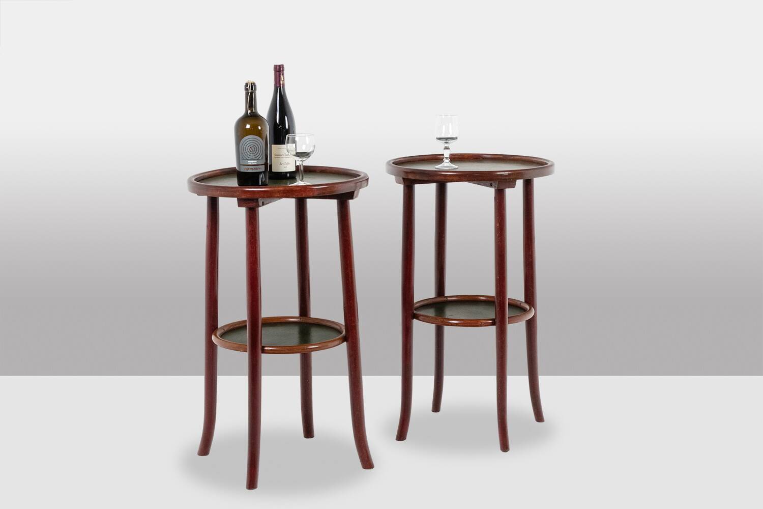 Thonet. Pair of side tables with 2 tops in stained beech. 1900s.