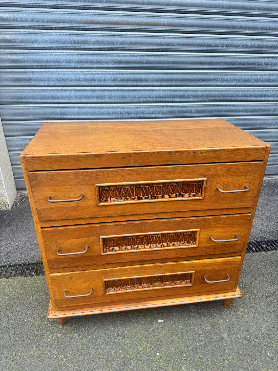 Vintage 1970s chest of drawers: wood and rattan, splayed legs.