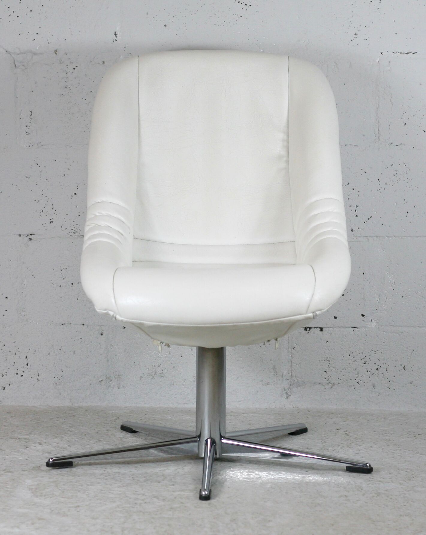 Armchair "Space Age", steel, fiberglass and imitation leather, France, circa 1970
