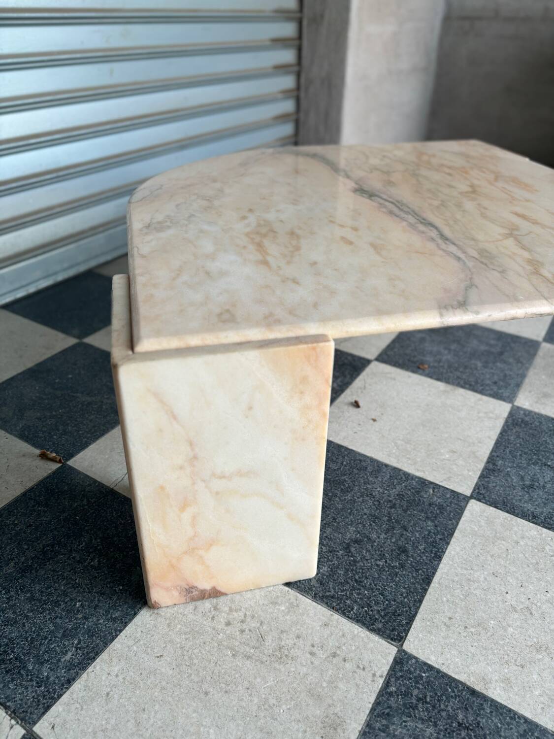 Table basse vintage en marbre rose