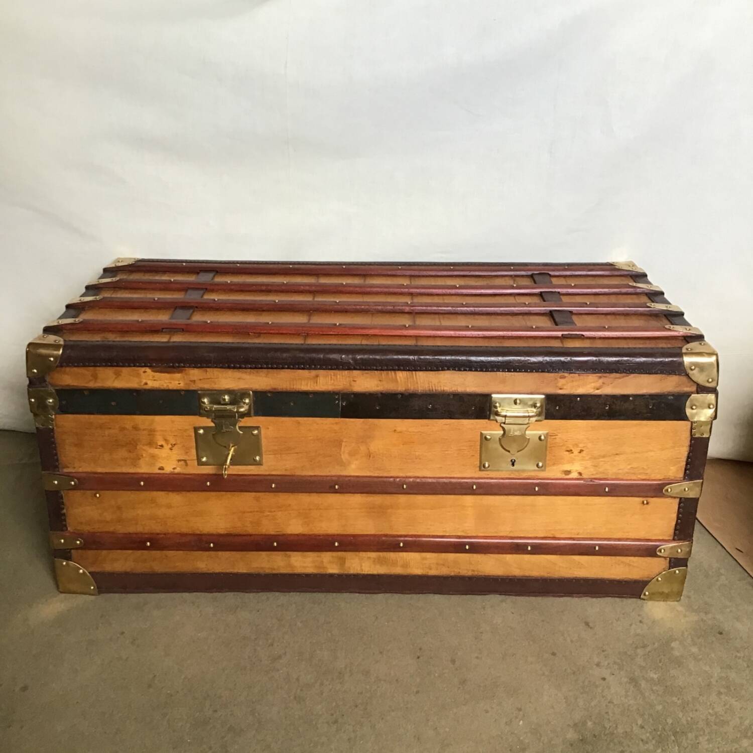 Old trunk Courrier le Louvre Rivoli Paris 1900