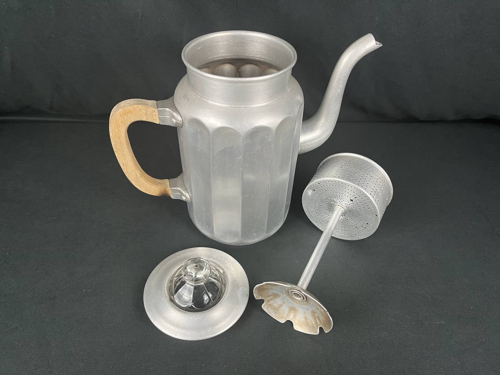 Art déco, verseuse en aluminium poignée bois vers 1930