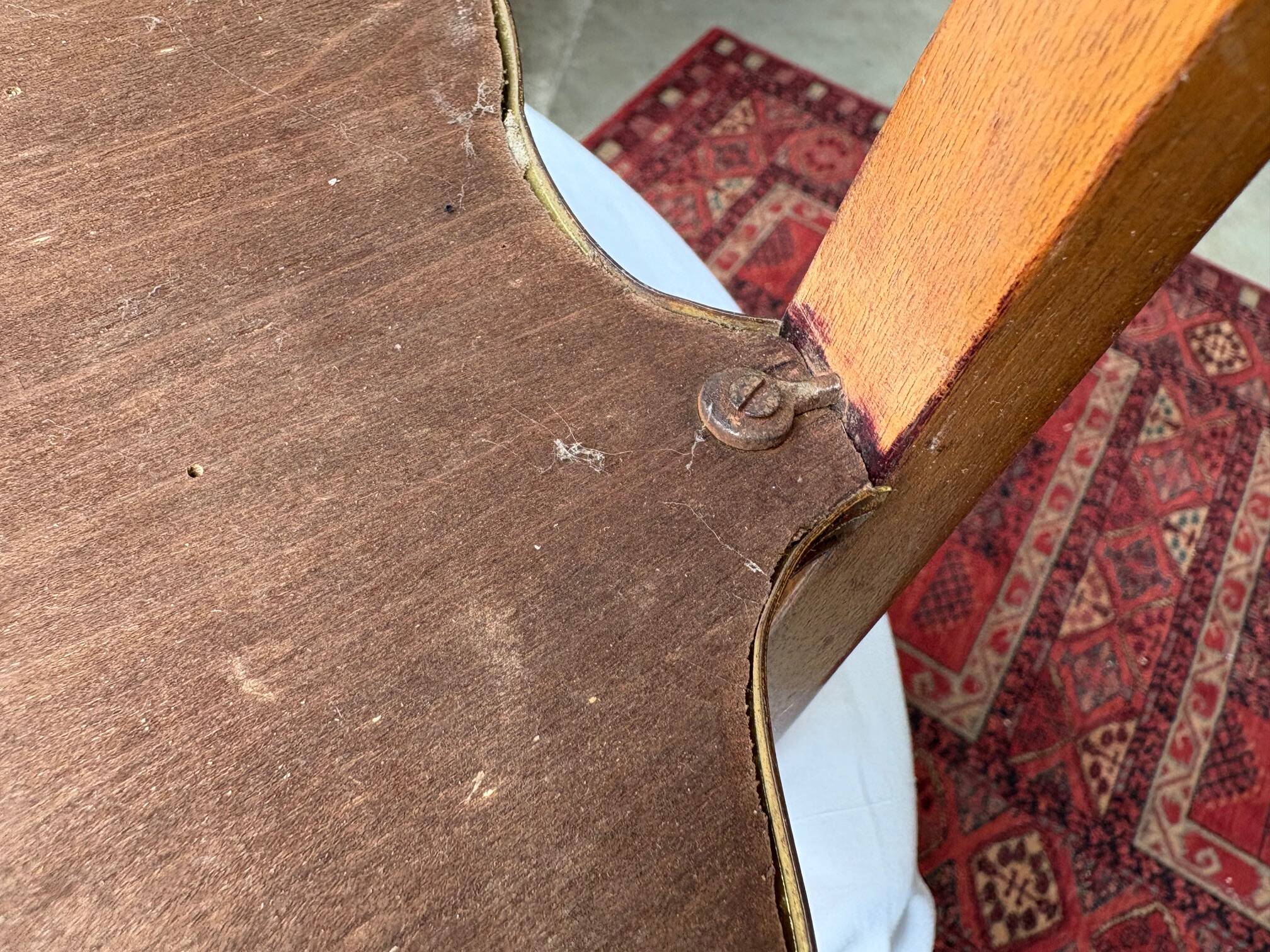 Guéridon ancien Louis XV – marbre rosé et laiton doré – fin XIXᵉ siècle