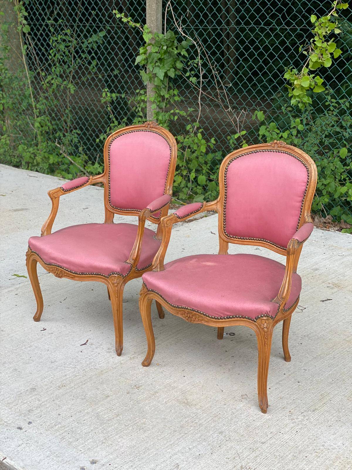 2 armchairs, Louis XV style in pinkish red silk