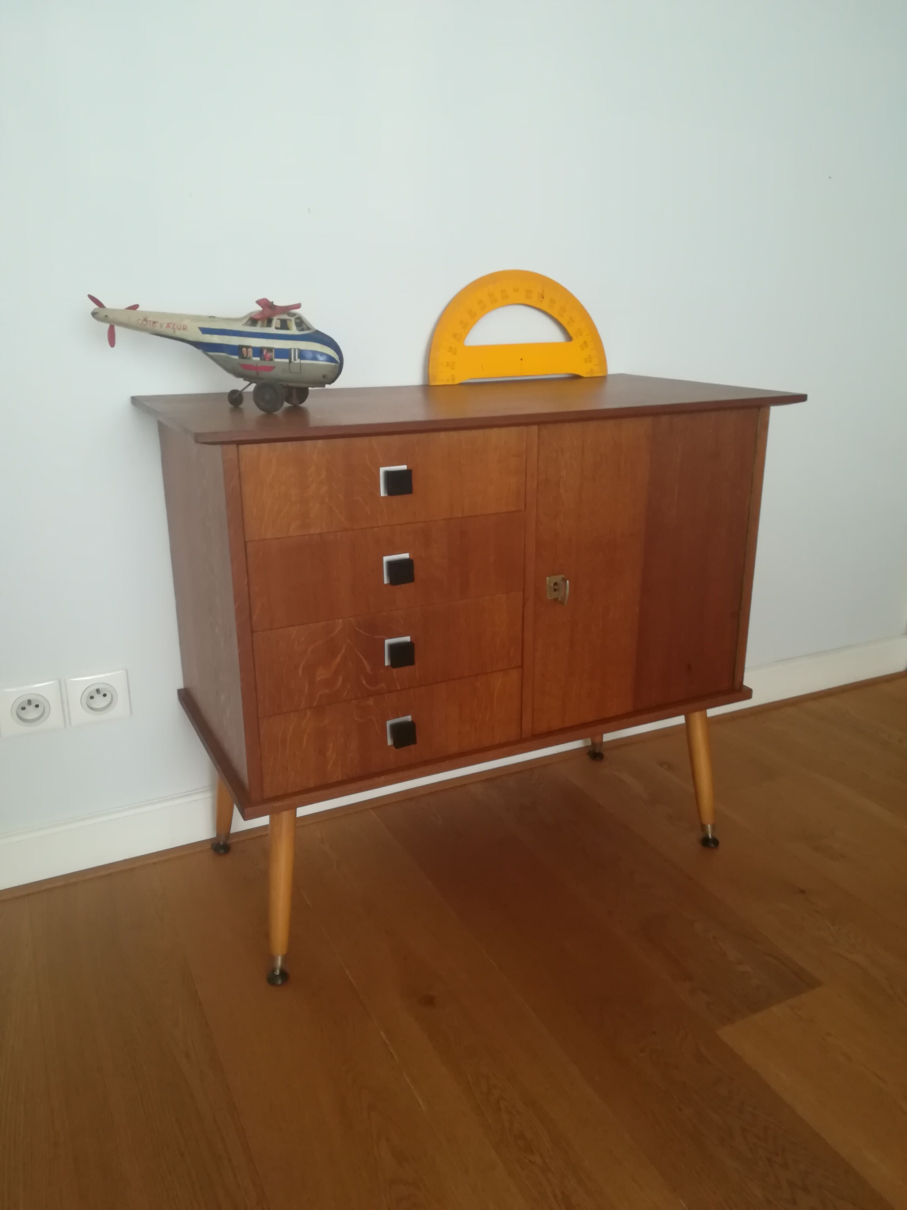 Sideboard / chest of drawers