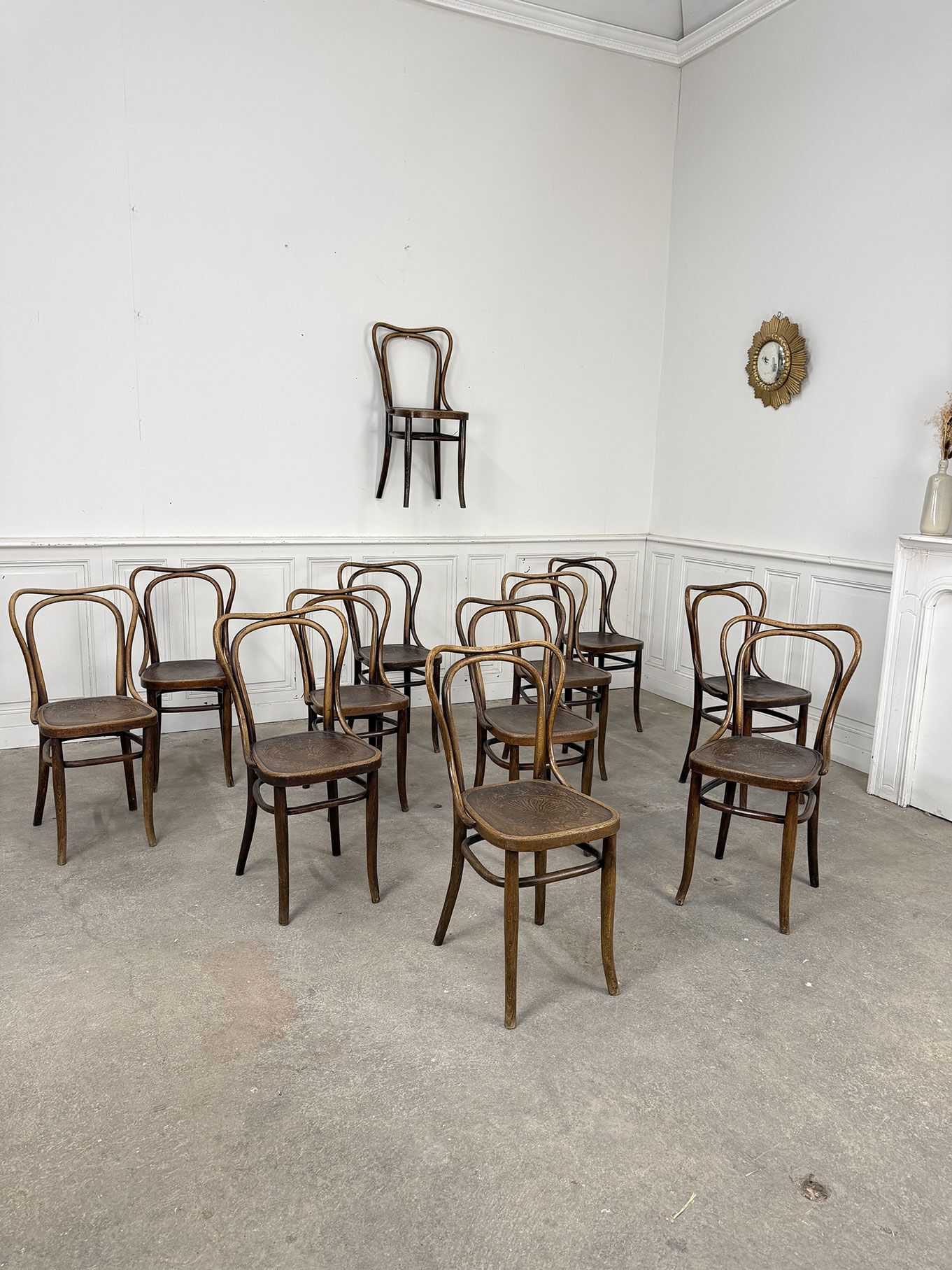 Suite de 12 chaises de bistrot à gaufrage végétal 1920