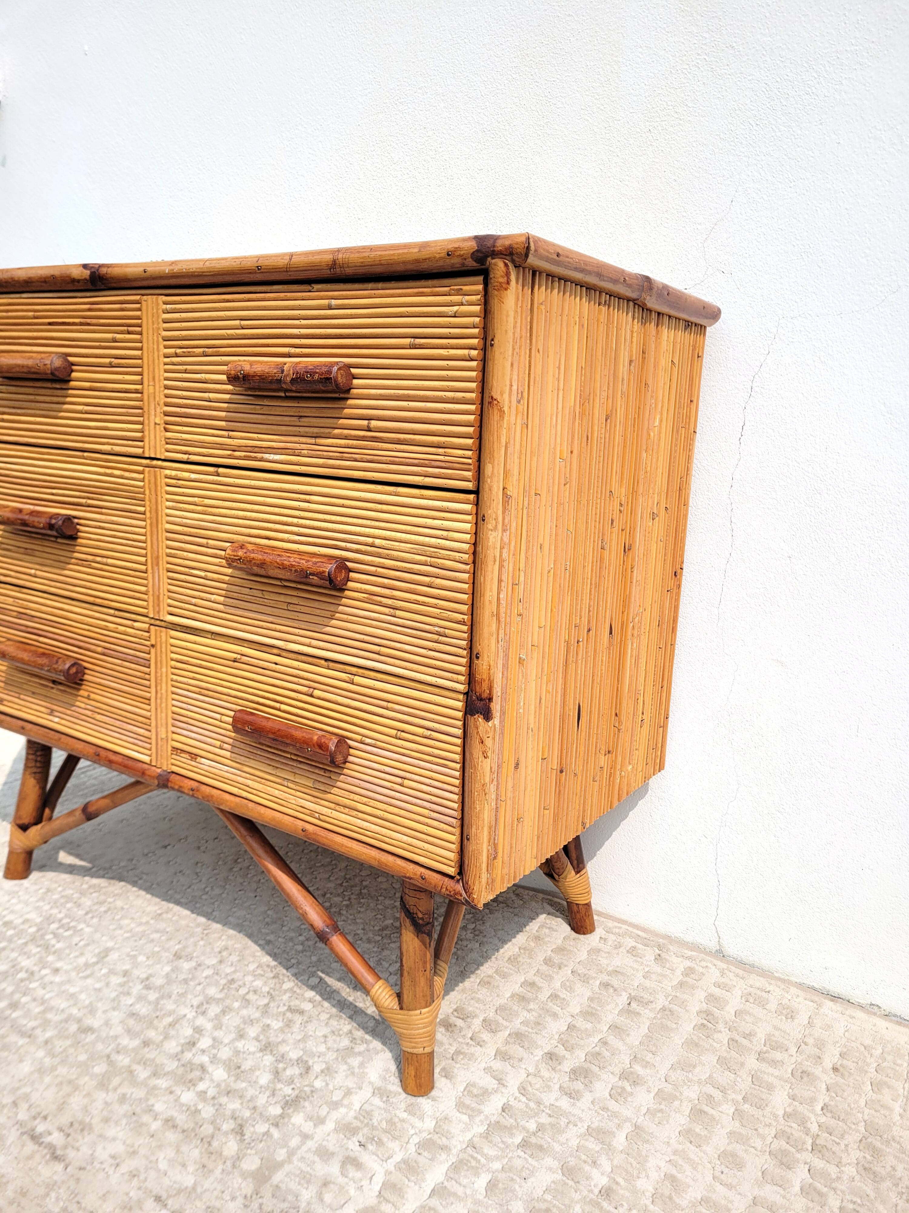 Commode en rotin vers 1960