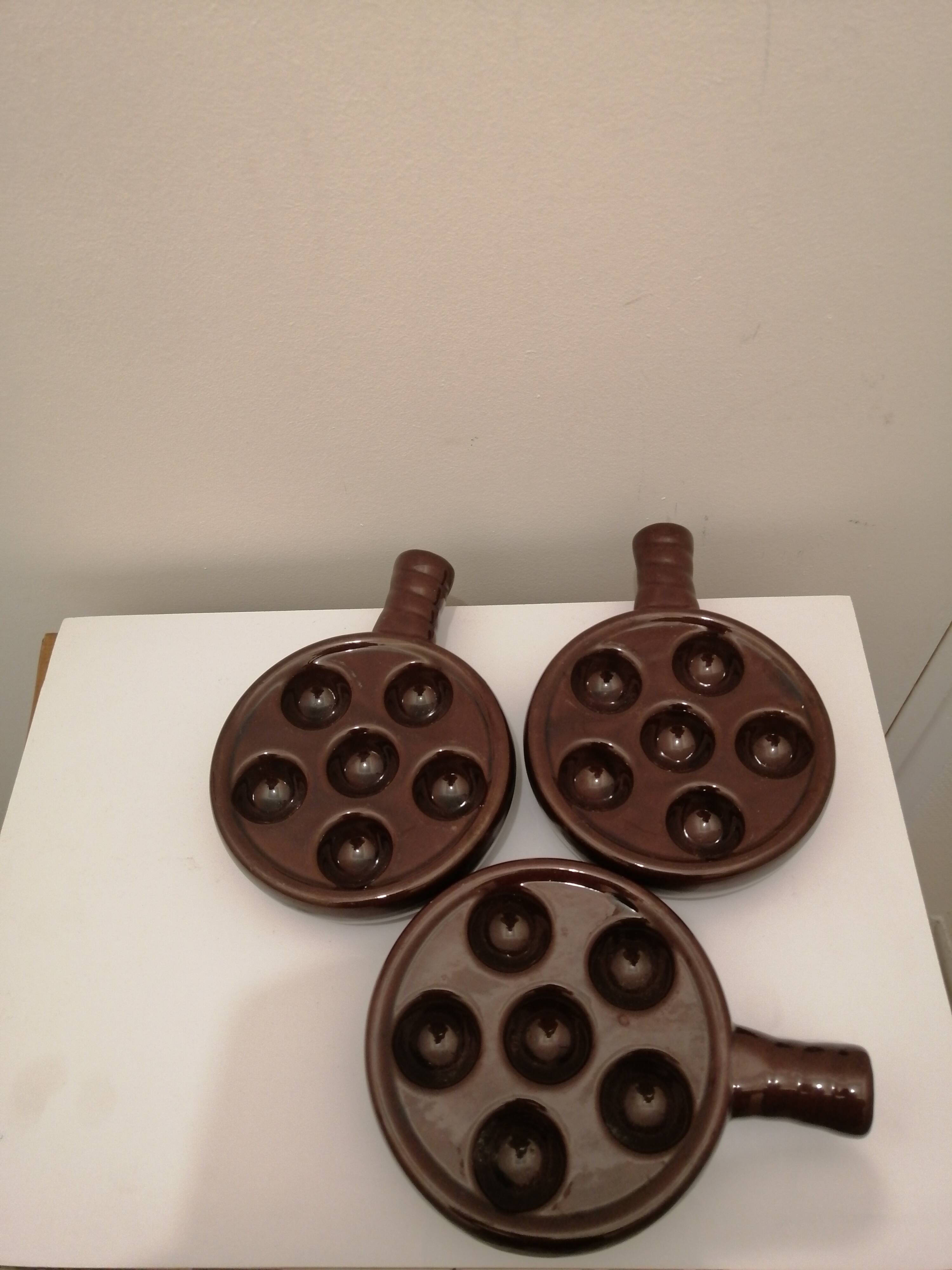 Set of ceramic snail dishes