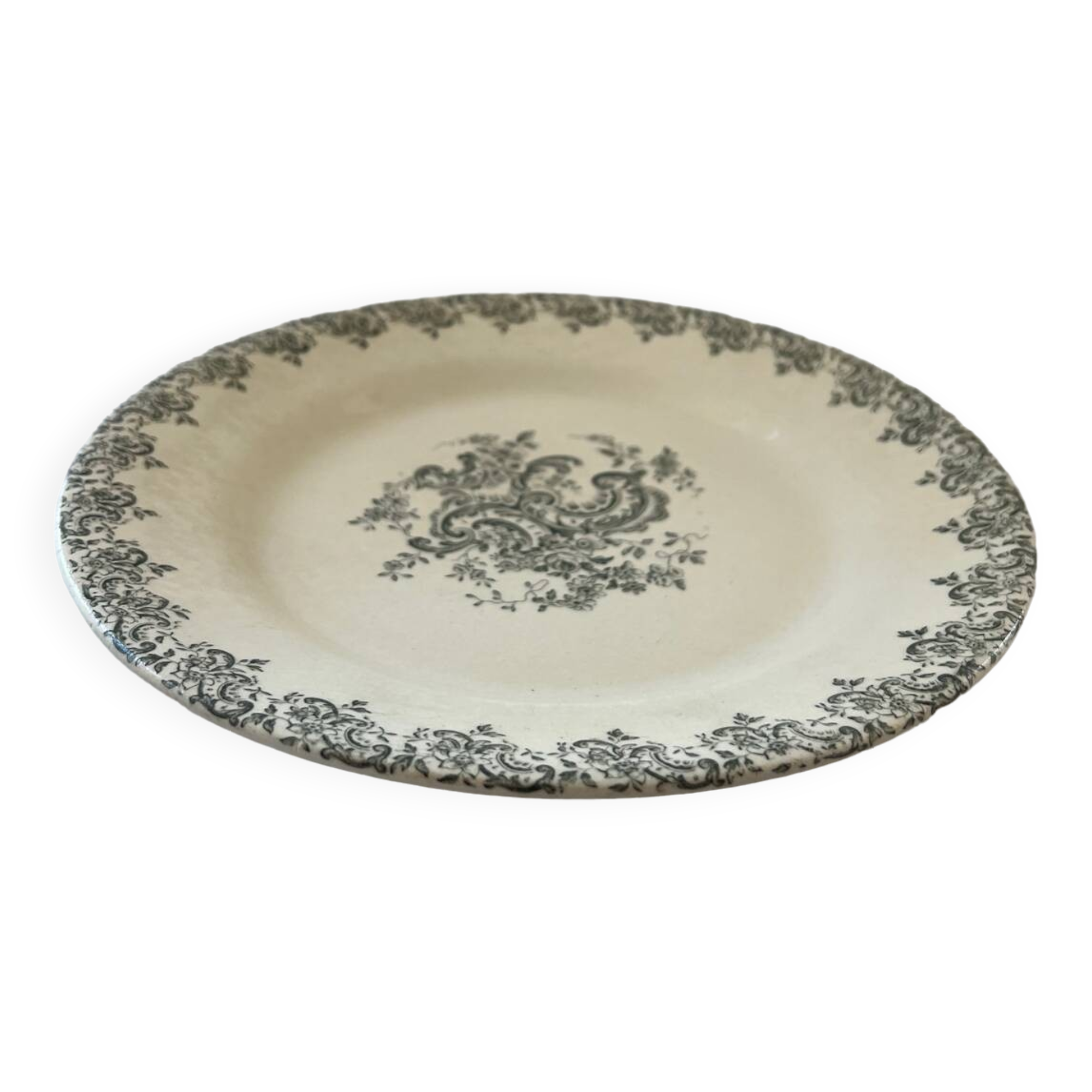 Assiette plate en terre de fer de la faïencerie Gien - modèle Louis XV