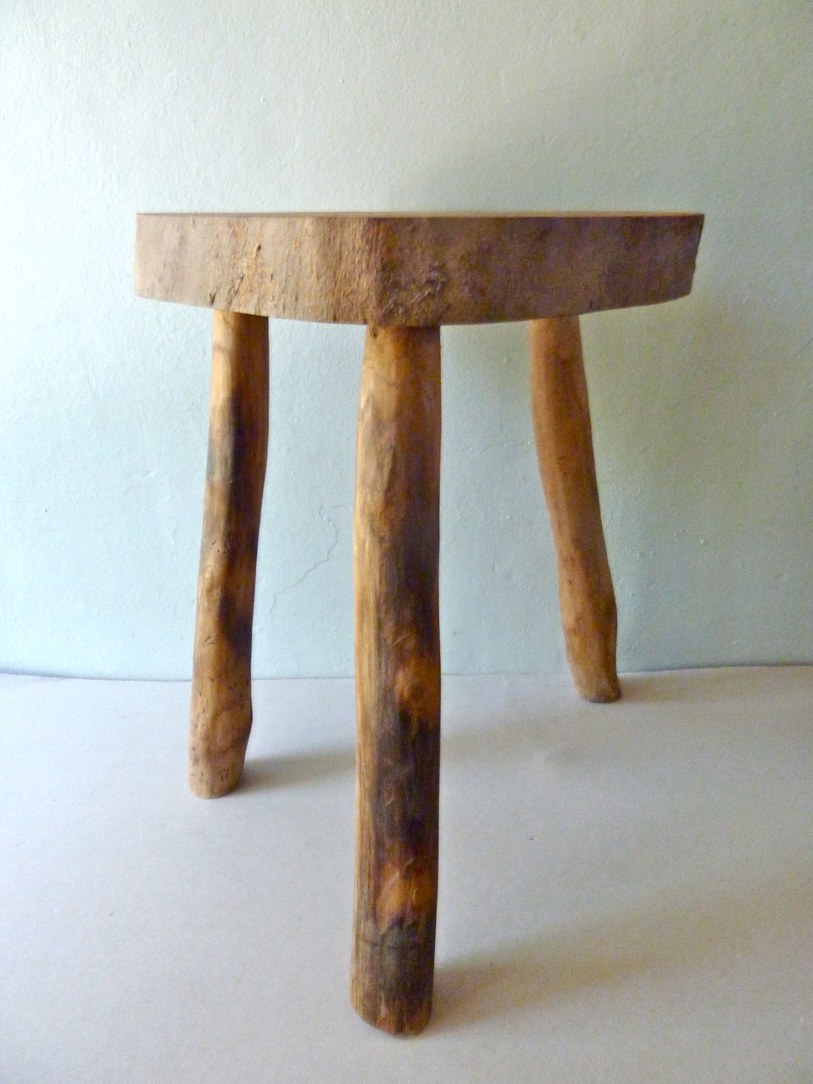 Tabouret de vacher tripode en bois massif