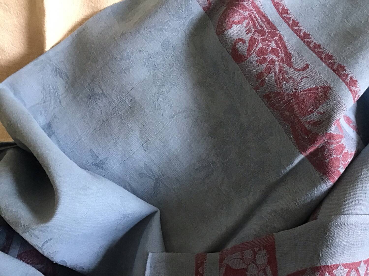 Nappe muguet papillons  bleue et rouge 160x240