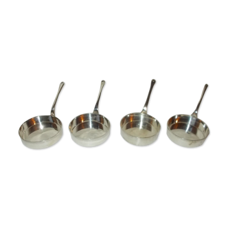Ensemble de 4 petits poelons en métal argenté
