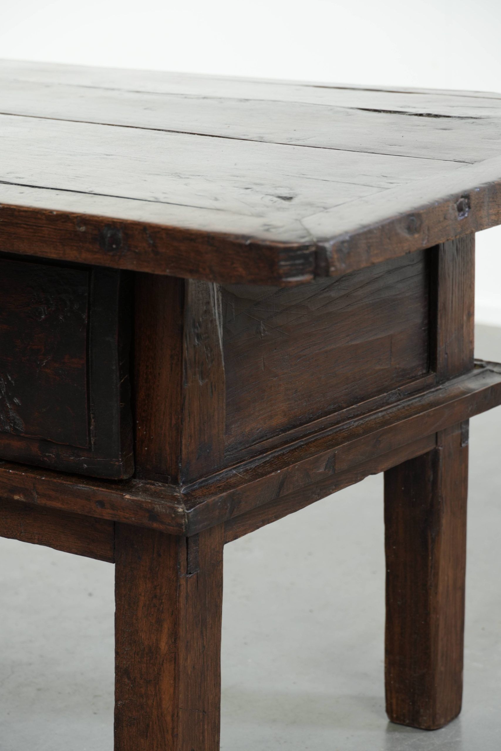 Table basse en bois de châtaignier du XVIIIe siècle d'Europe du Sud